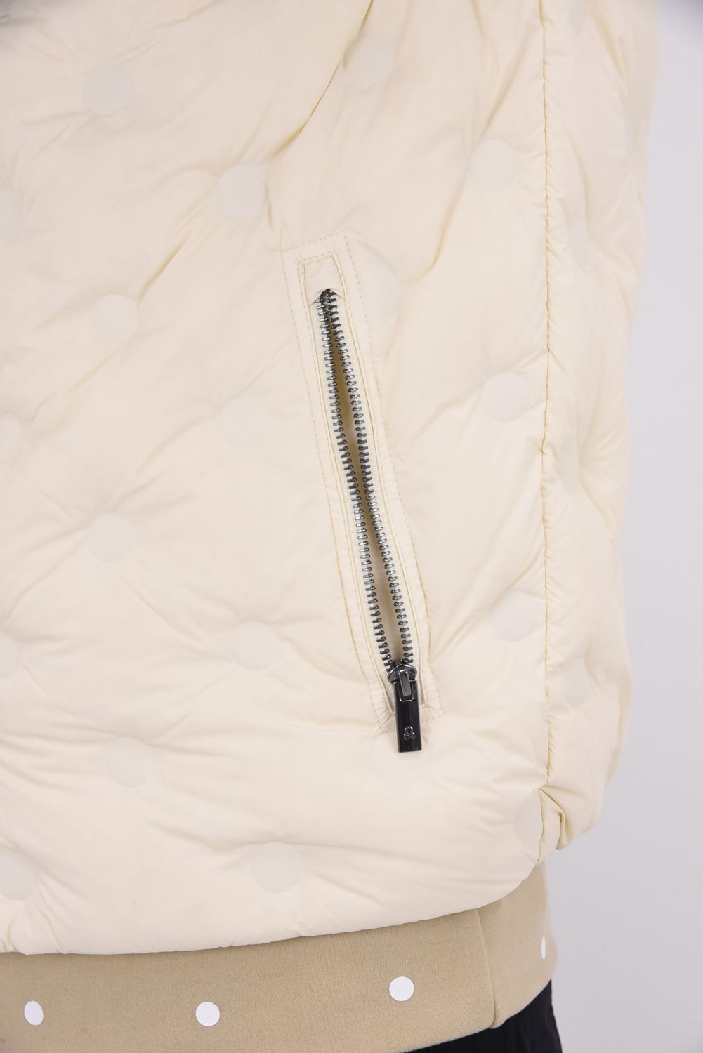 【2025AW】 SYNK SEAMLESS DOWN VEST / ドットパターンシームレス ダウンベスト (オフホワイト)