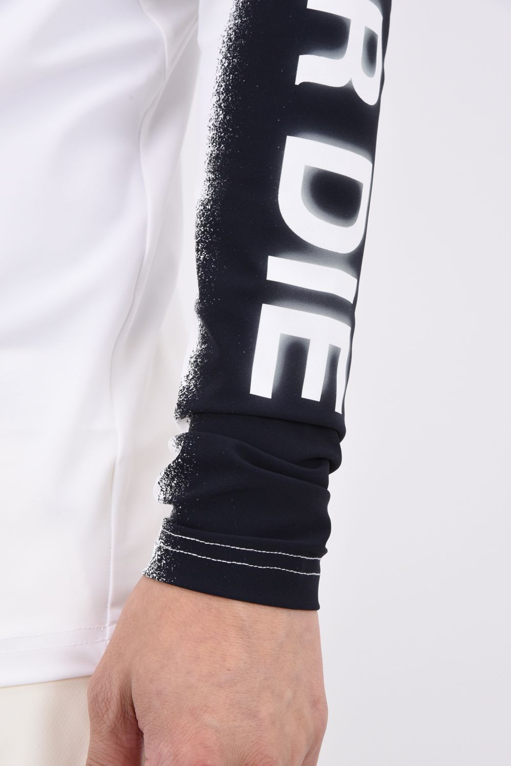 【26AW】 VANGUARD PANEL MOCK NECK / モノトーン サイドロゴ UVカット モックネックTシャツ (ホワイト)