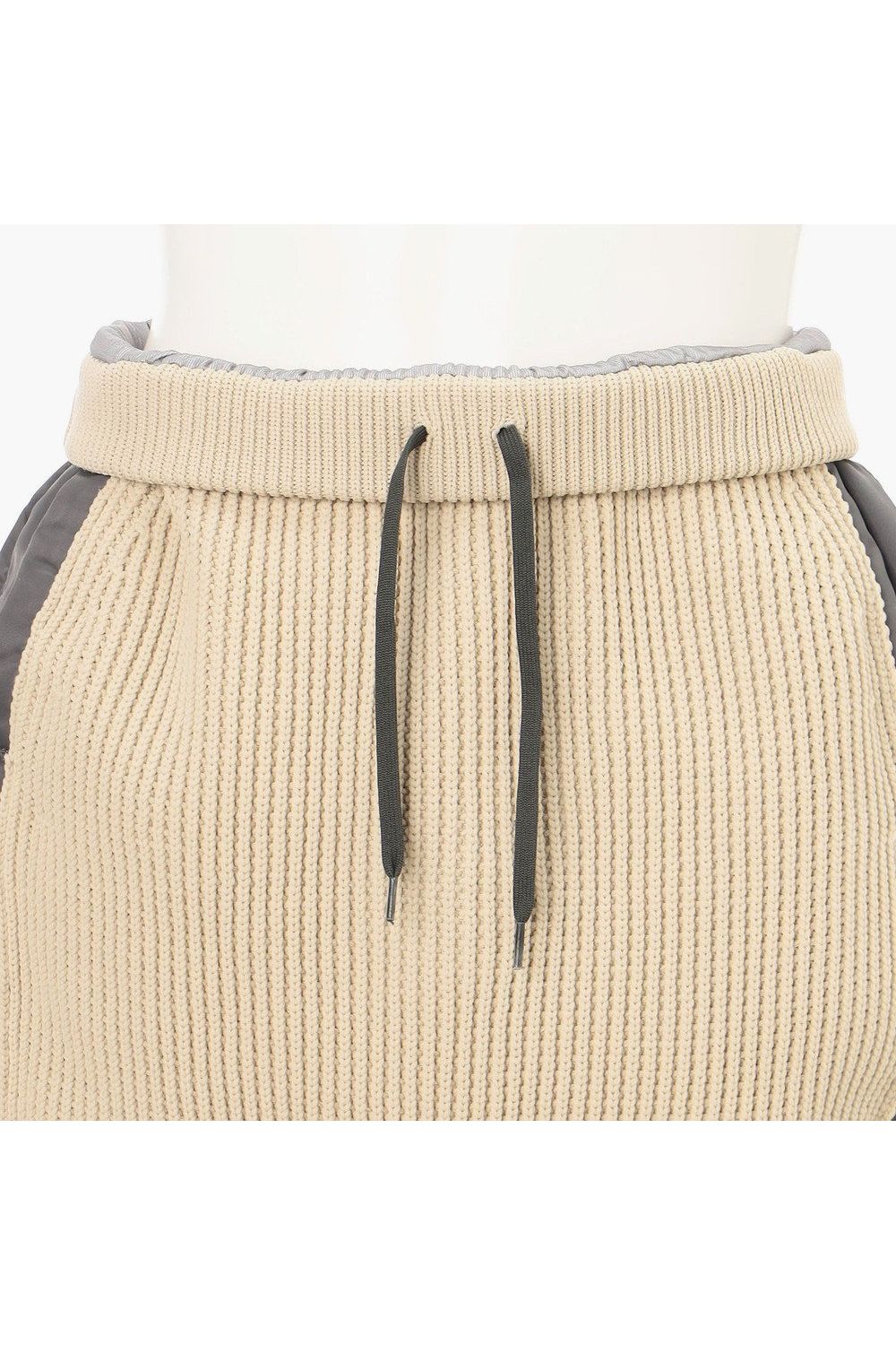 【26AW】【レディース】 WOMEN’S WINDBLOCK DOCKING RIB KNIT SKIRT / 畦編みニット&ナイロンツイル ハイブリッドニットスカート (ベージュ)
