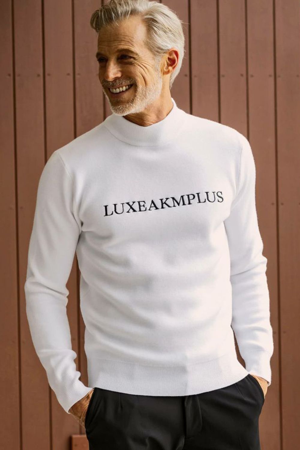 LUXEAKMPLUS - LUXE AKM PLUS LOGO HIGH NECK KNIT / ブランドロゴ