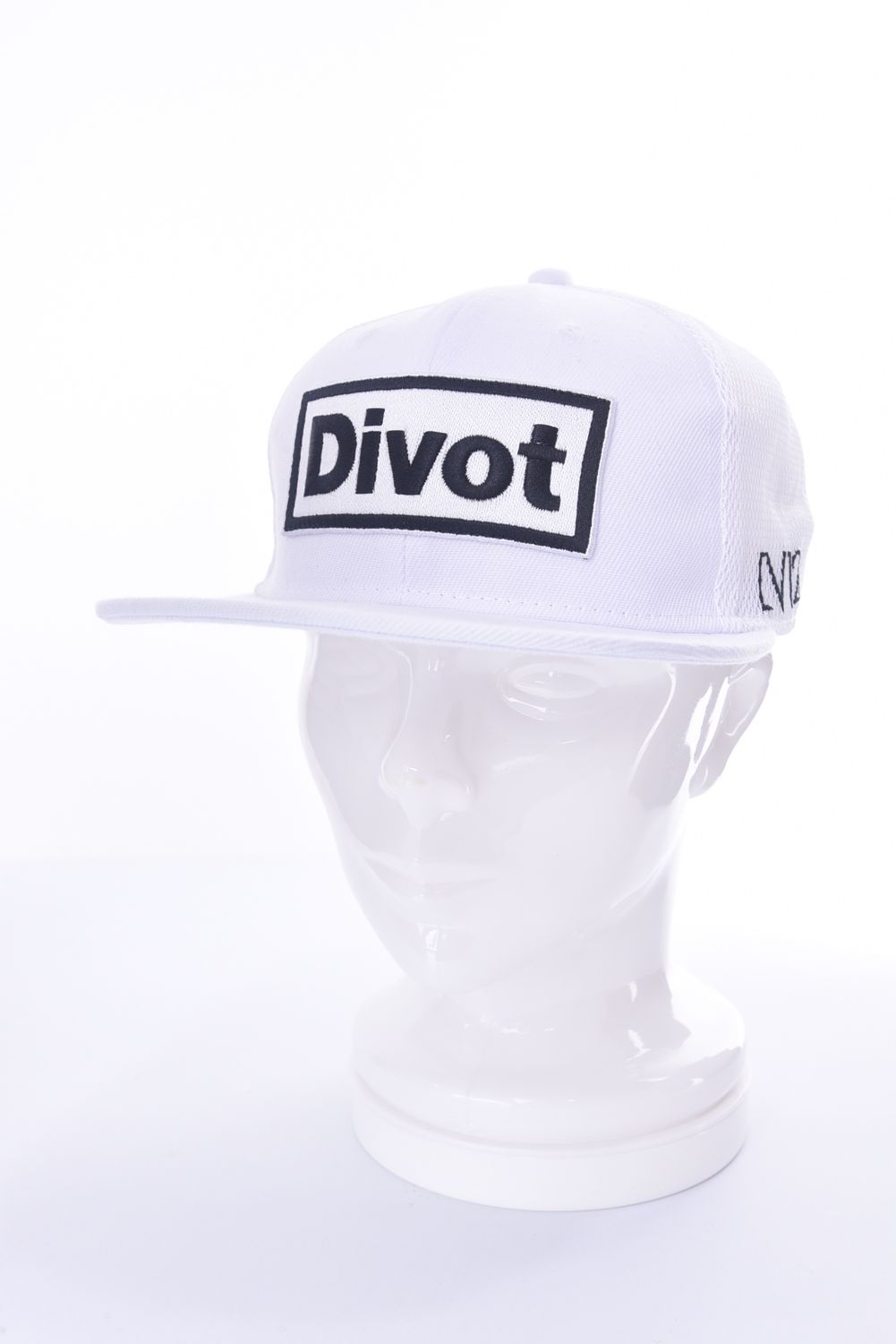 DIVOT CAP / 3D刺繍 筆記体ロゴ キャップ ホワイト