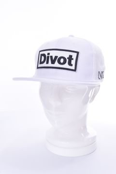 DIVOT CAP / 3D刺繍 筆記体ロゴ キャップ ホワイト