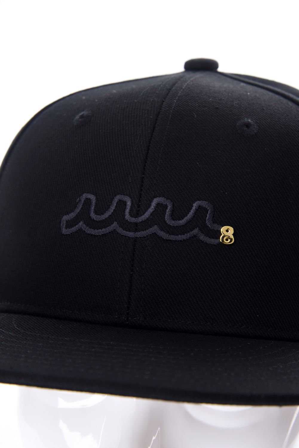 【26SS】 WAVE FLAT BILL CAP / ウェーブ刺繍 メタルロゴ フラットキャップ (ブラック)