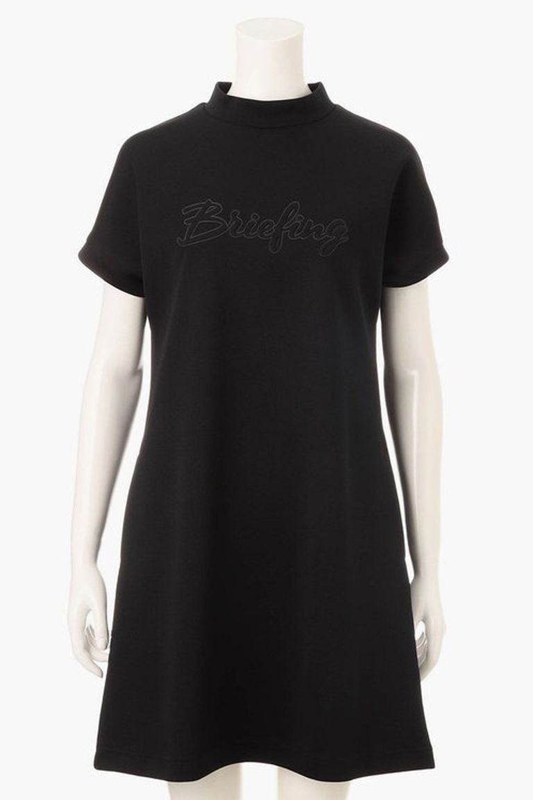 メイン素材には、ポリエステル糸で構成されたニット素材「スクラムテック」を使用。
高密度に編み上げた生地に高弾性糸を配置することで、たらつきにくく、織物のようなハリ・コシとニットならではの伸縮性を両立しています。