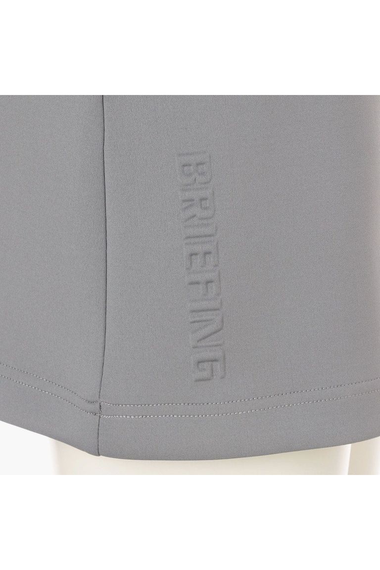 凹凸で表現されたBRIEFINGロゴのアクセント。