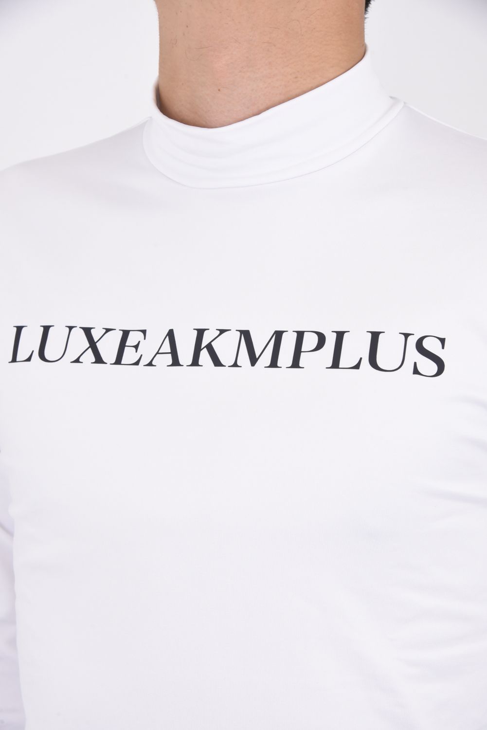 LUXE AKM PLUS LOGO HIGH NECK T-SHIRTS / フロントロゴ モックネック Tシャツ ホワイト