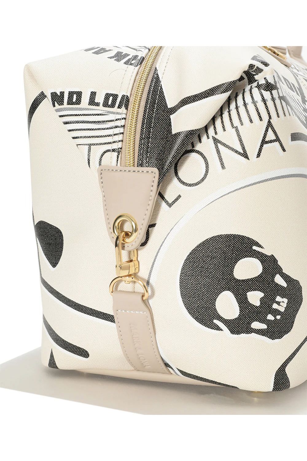 【2026SS 木村拓哉さん着用 VOL.3】 ATLAS CONVERTIBLE BOSTON BAG / アイアンスカル シンセティックレザー 2WAYボストンバッグ (ベージュ) (2月18日入荷予定)