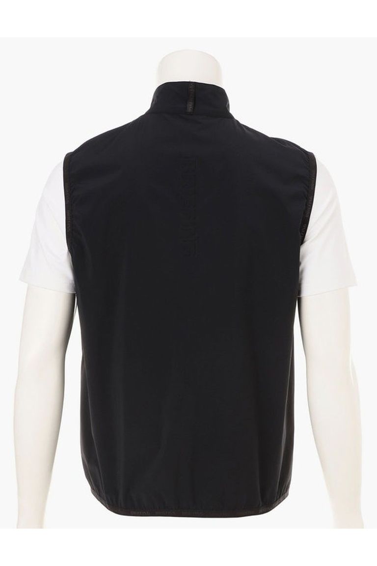 背面のロゴも配色ではなく凹凸で表現することで、存在感がありながらもミニマルなルックスに。