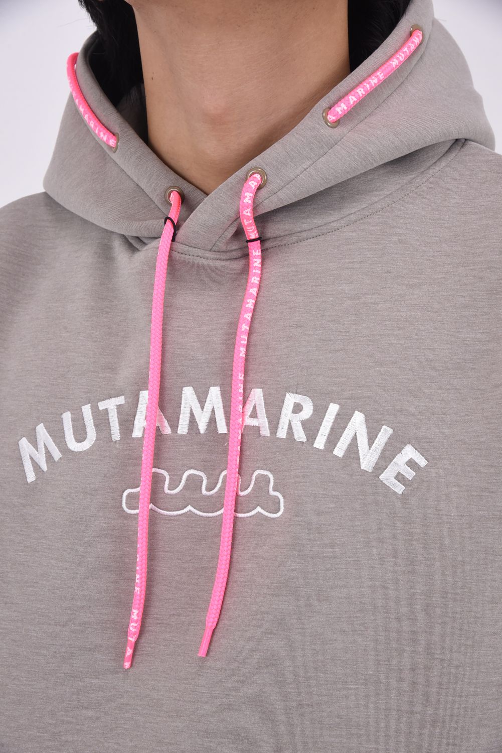 【25AW】 AROUND SPINDLE HOODIE / ダンボール素材 ブランドロゴ刺繍ワッペン プルオーバーパーカー (ベージュ)