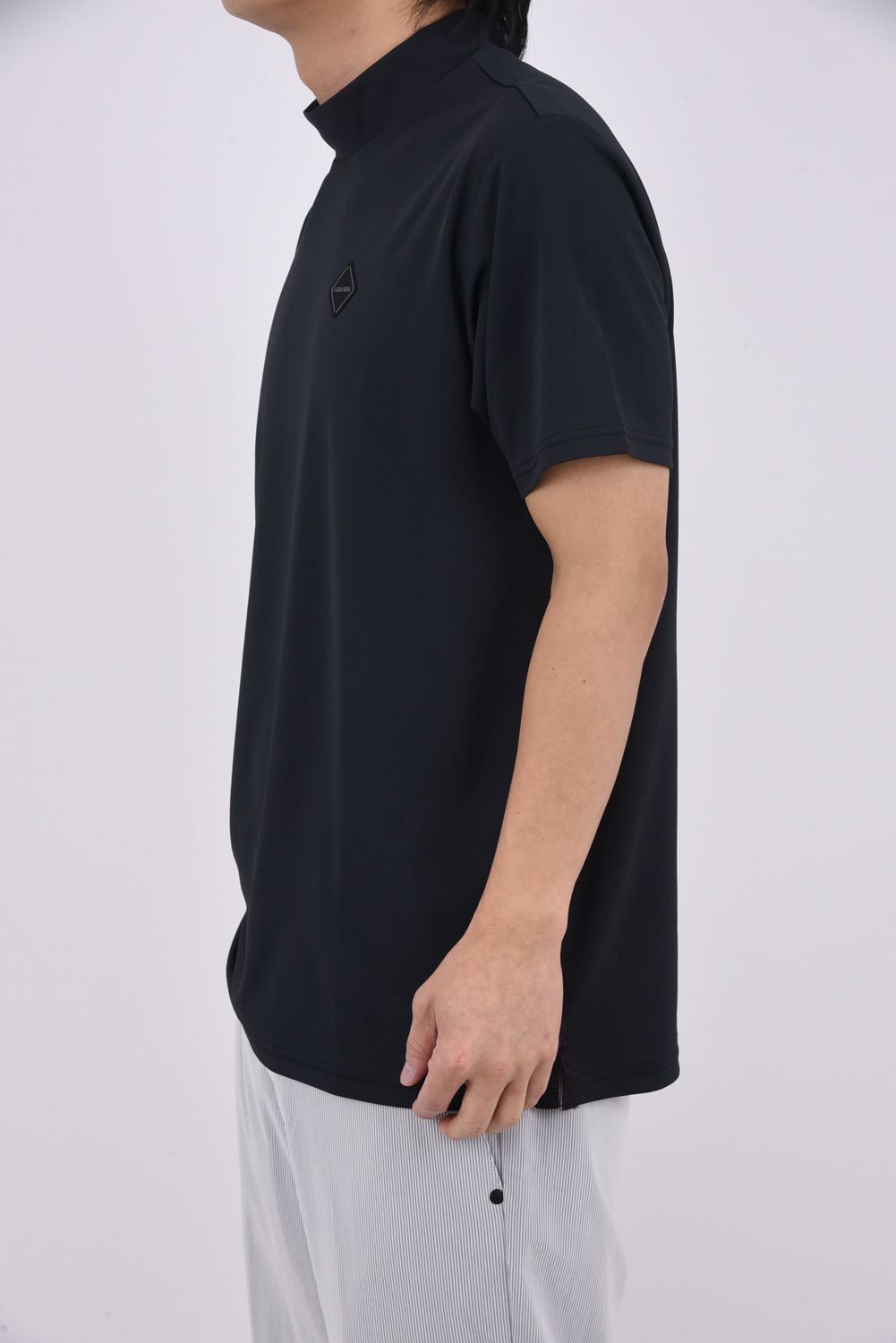 【GOSSIP GOLF 別注】  MONOCAMO BACKLOGO HIGHNECK RF / モノカモ バックロゴ モックネックTシャツ (ブラック)