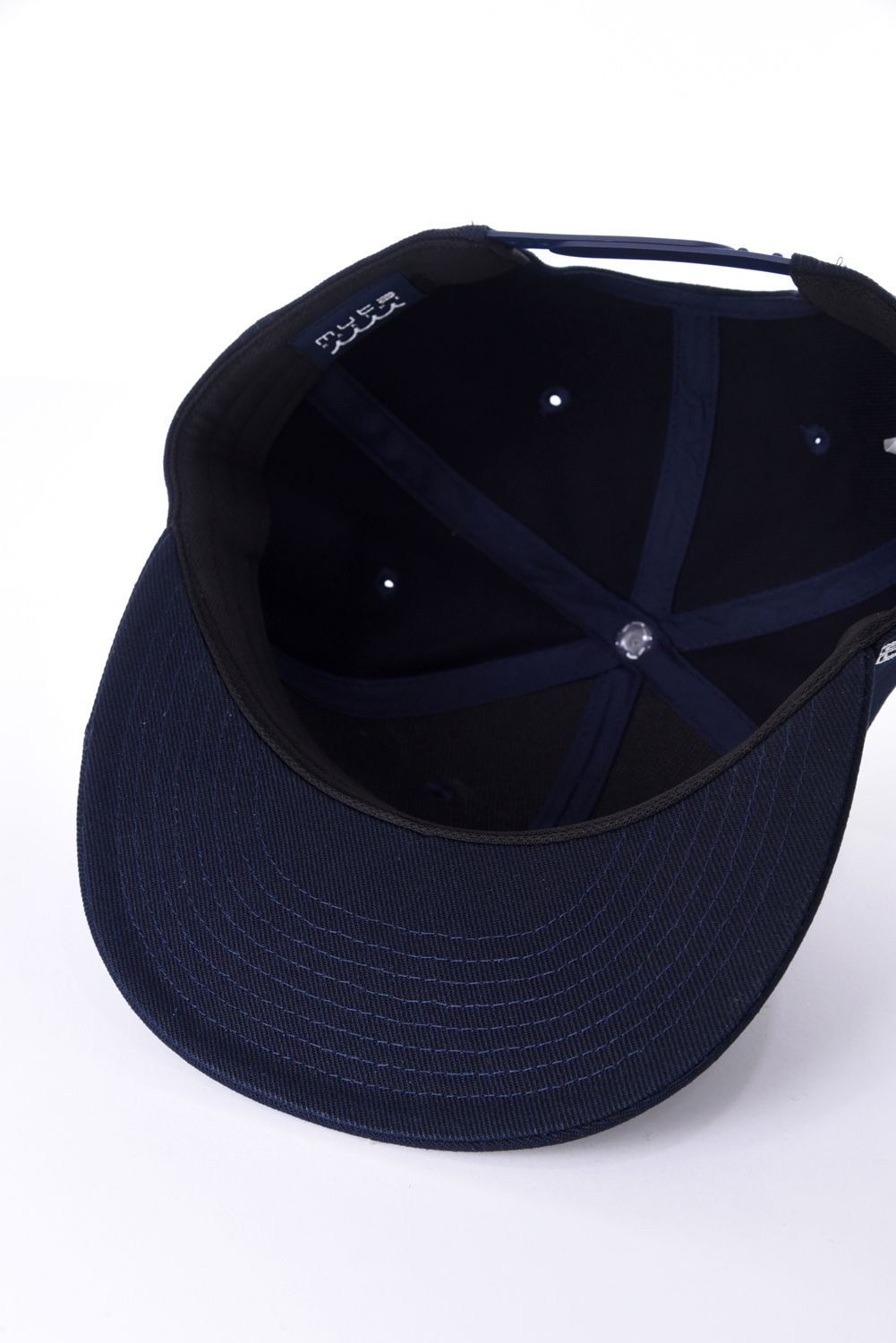 【26SS】 WAVE FLAT BILL CAP / ウェーブ刺繍 メタルロゴ フラットキャップ (ネイビー)