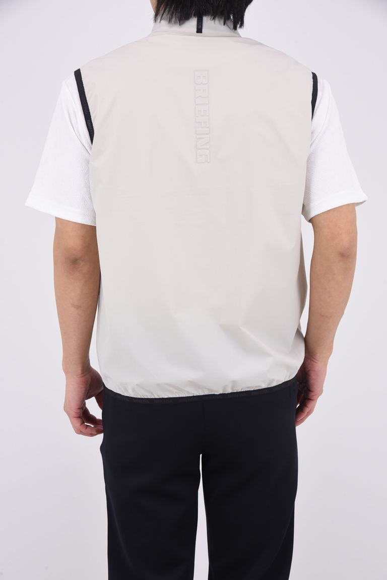 背面のロゴも配色ではなく凹凸で表現することで、存在感がありながらもミニマルなルックスに。