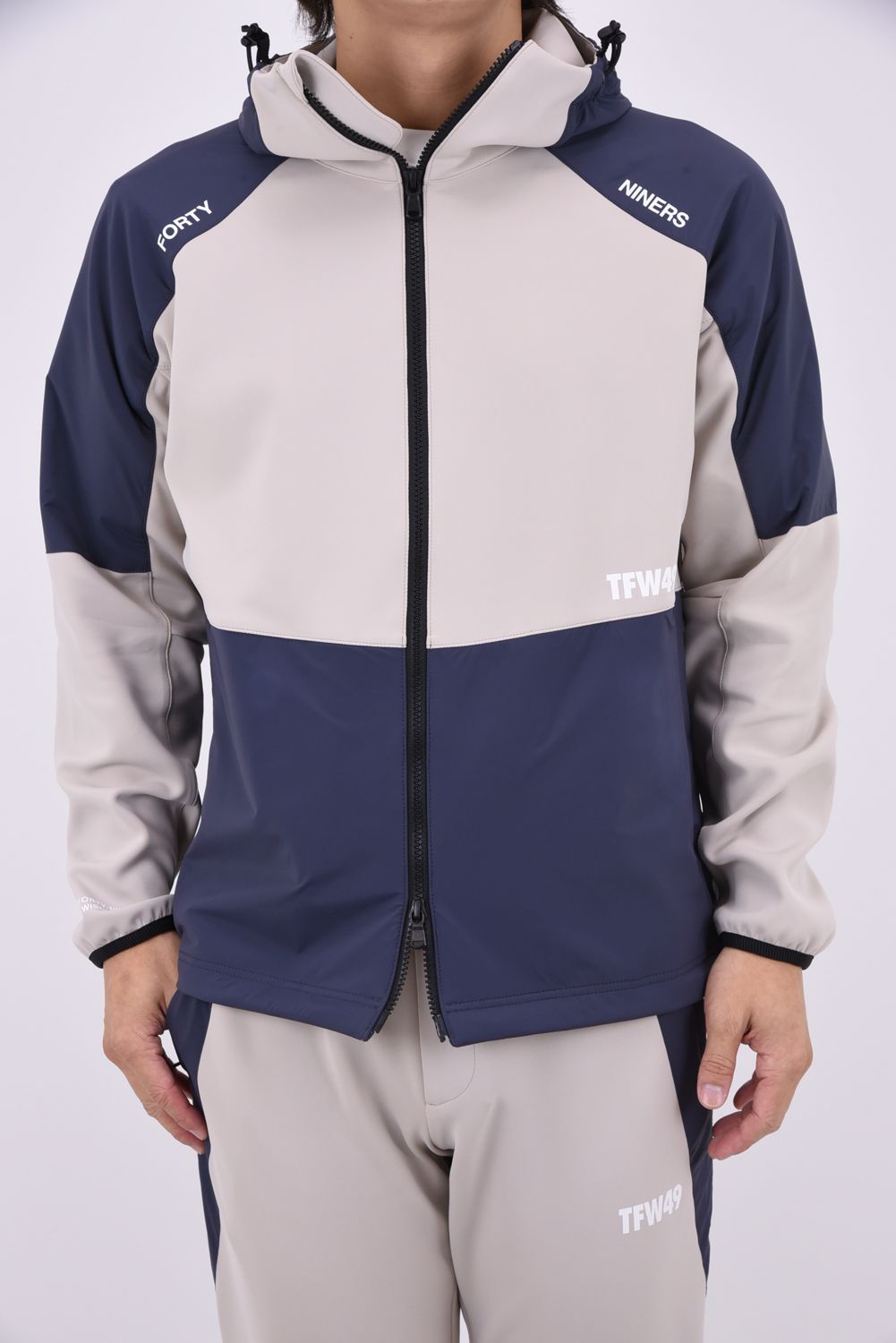 【26AW】 ACTIVE HOODED JACKET / ストレッチナイロン&ダンボールニット フーデッドジャケット (グレージュ/チャコール)