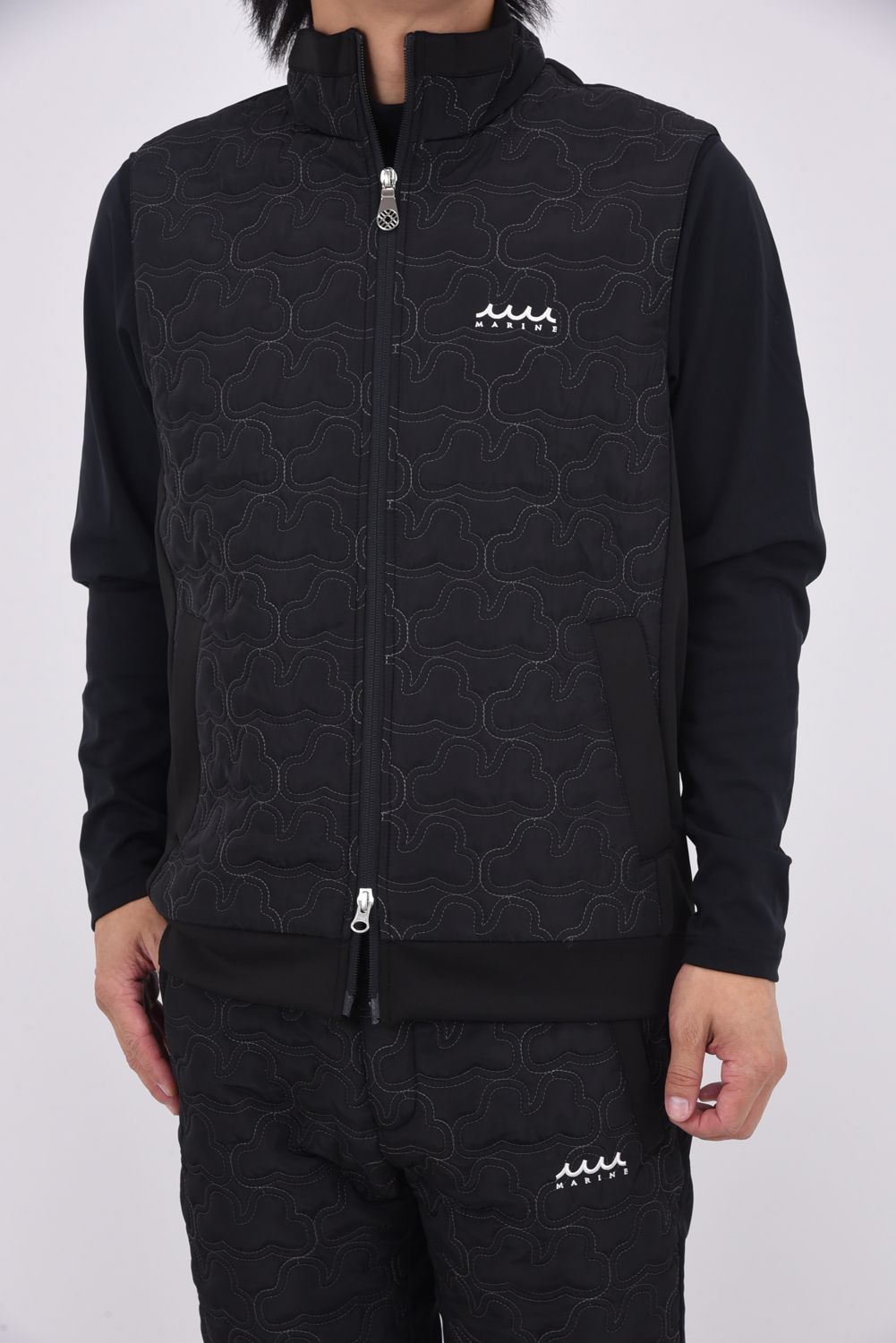 【25AW】 GEOMETRIC WAVE QUILTING BEST / ジオメトリックウェーブ ハイブリッドキルティングベスト (ブラック)