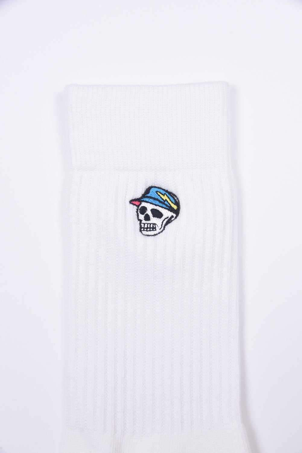 【26SS】【ユニセックス】 DVG SKULL CD SOCKS / スカルロゴ刺繡 ソックス (ホワイト)