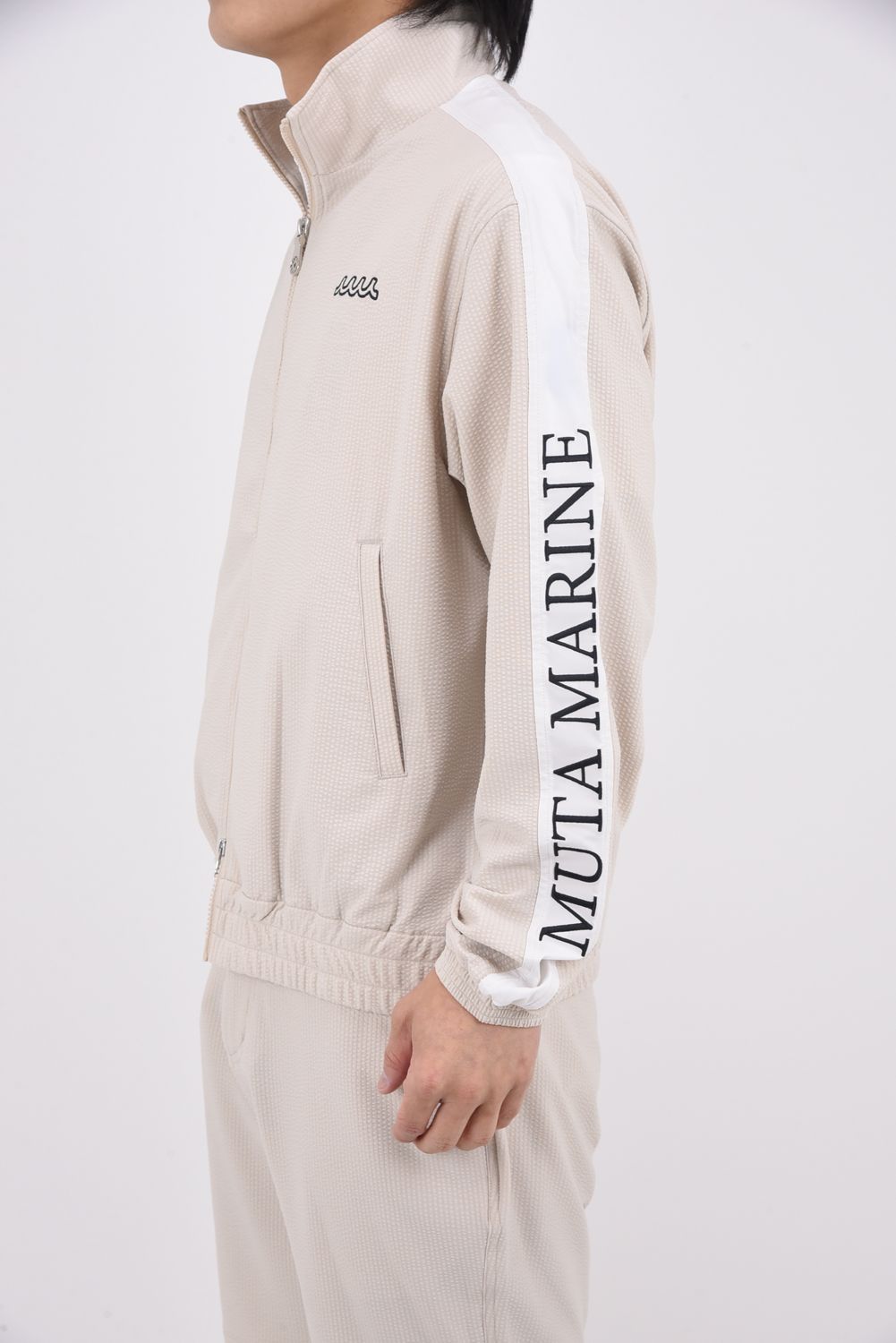 【26SS】 HIGH TENSION SUCKER STAND / シアサッカー サイドロゴ スタンドカラーブルゾン (ベージュ)