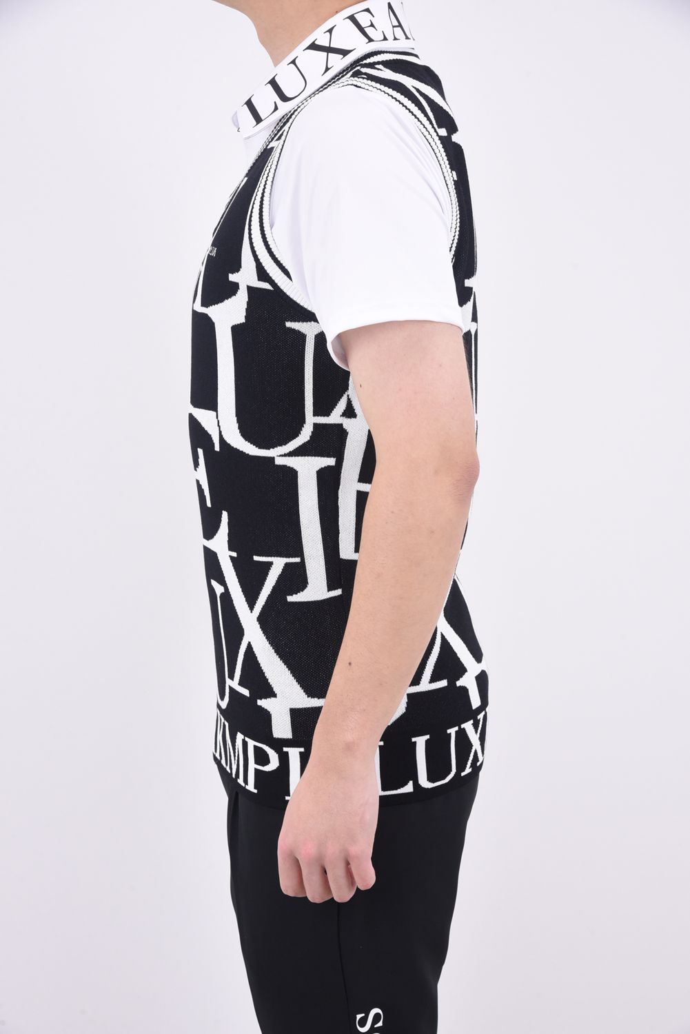 LUXE PATTERN NO SLEEVE KNIT /  総柄ロゴ Vネック ニットベスト (ブラック)