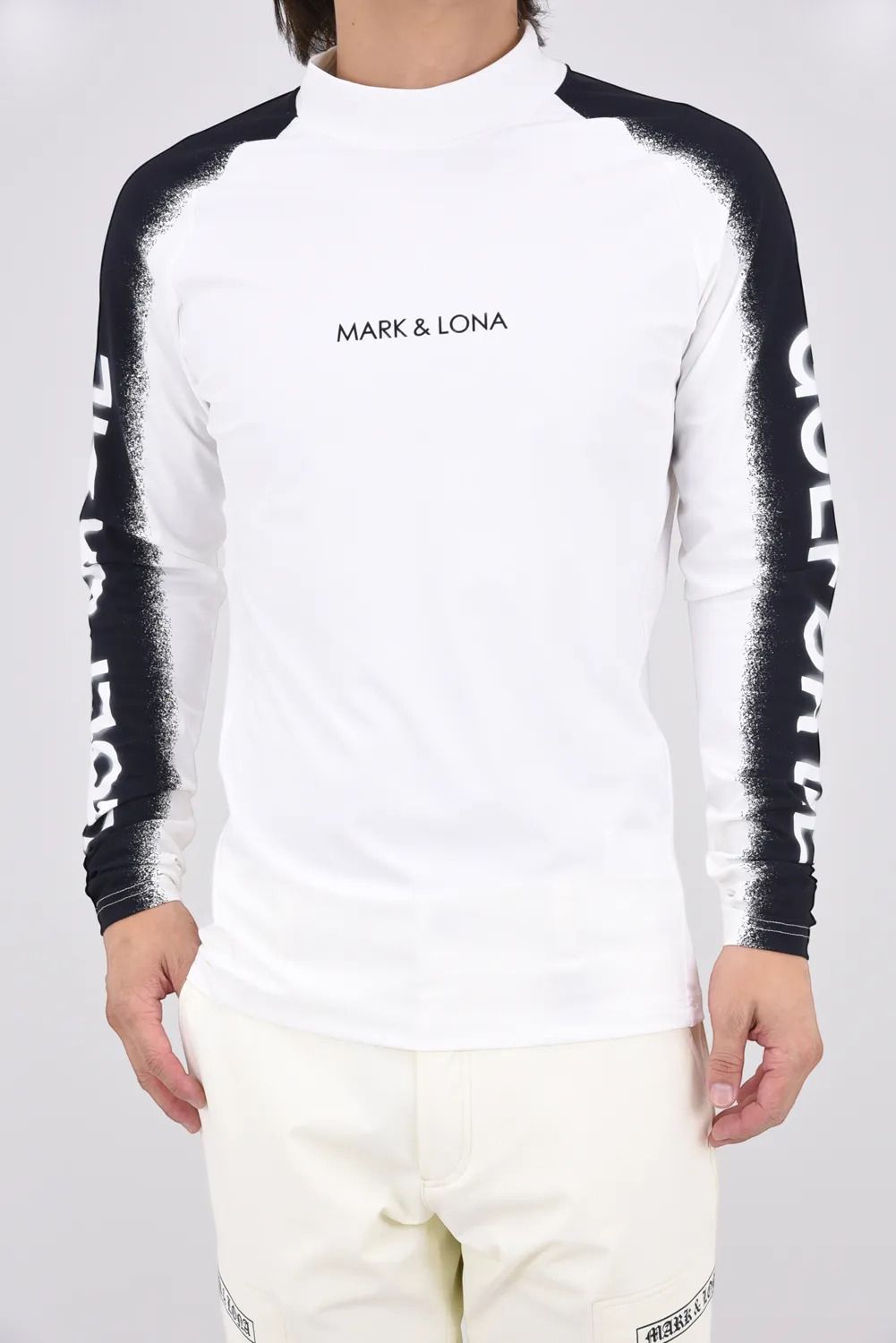 【26AW】 VANGUARD PANEL MOCK NECK / モノトーン サイドロゴ UVカット モックネックTシャツ (ホワイト)