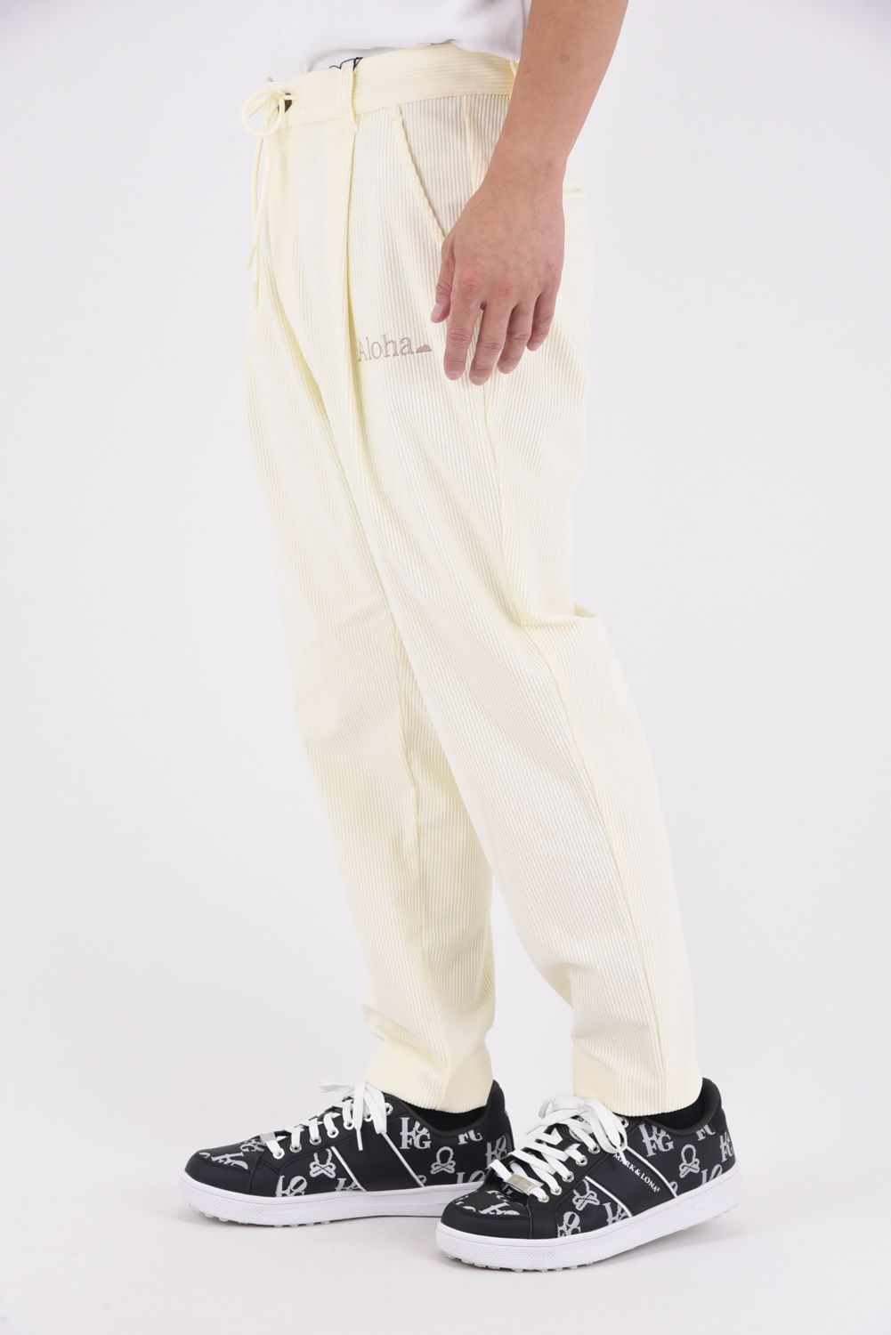Uka Corduroy Trousers / コーデュロイ テーパードシルエット ワンタックトラウザー (アイボリー)