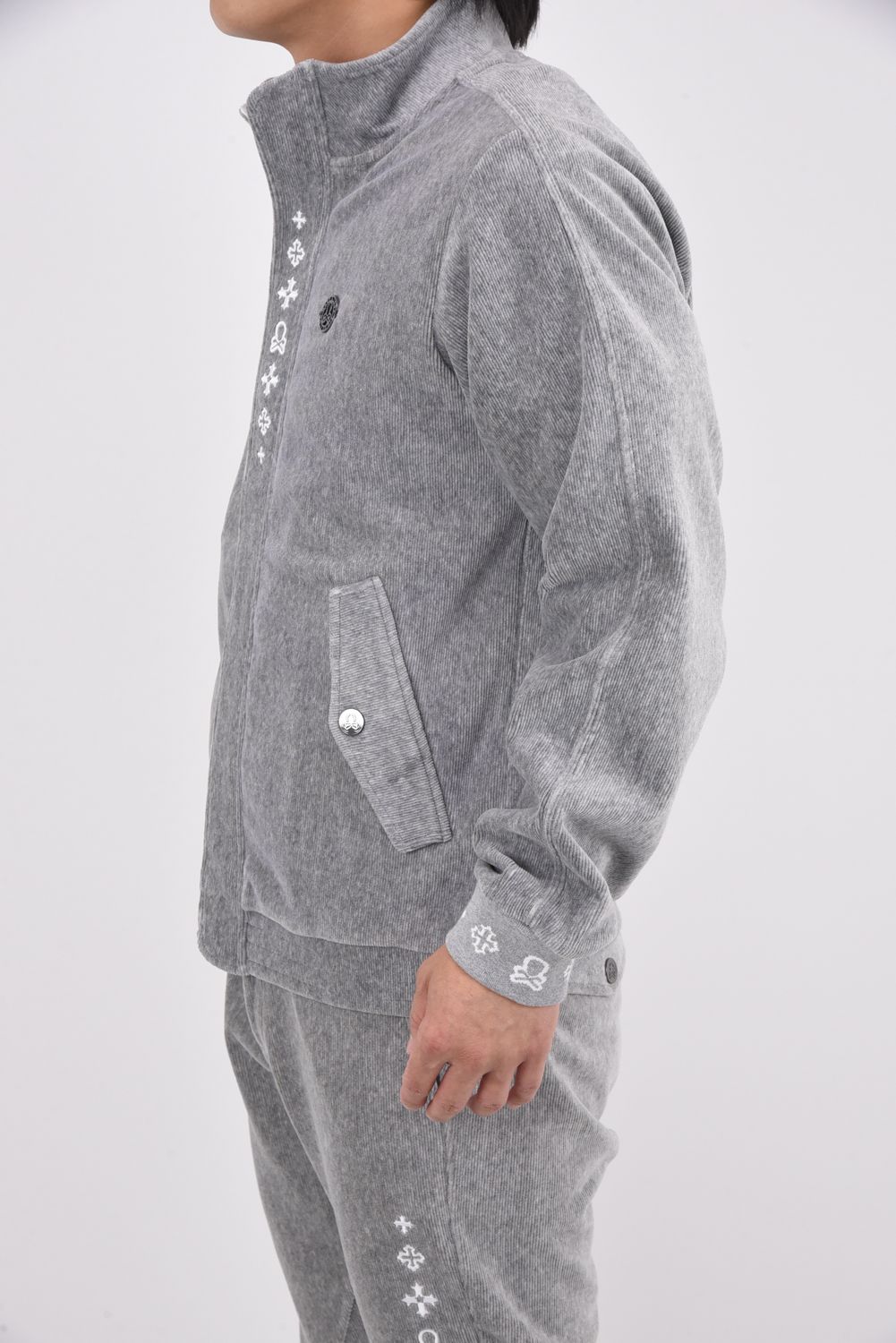 【2025AW】 SVASTIKA TRACK JACKET / コーデュロイジャージー クロスモチーフ刺繍 トラックジャケット (グレー)