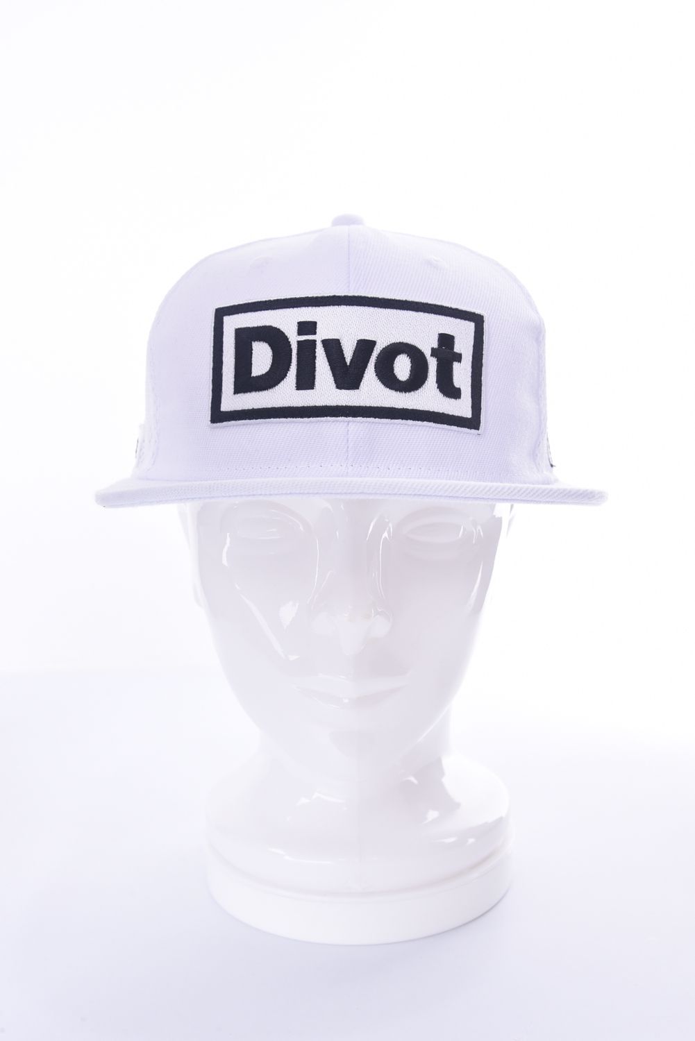 DIVOT CAP / 3D刺繍 筆記体ロゴ キャップ ホワイト