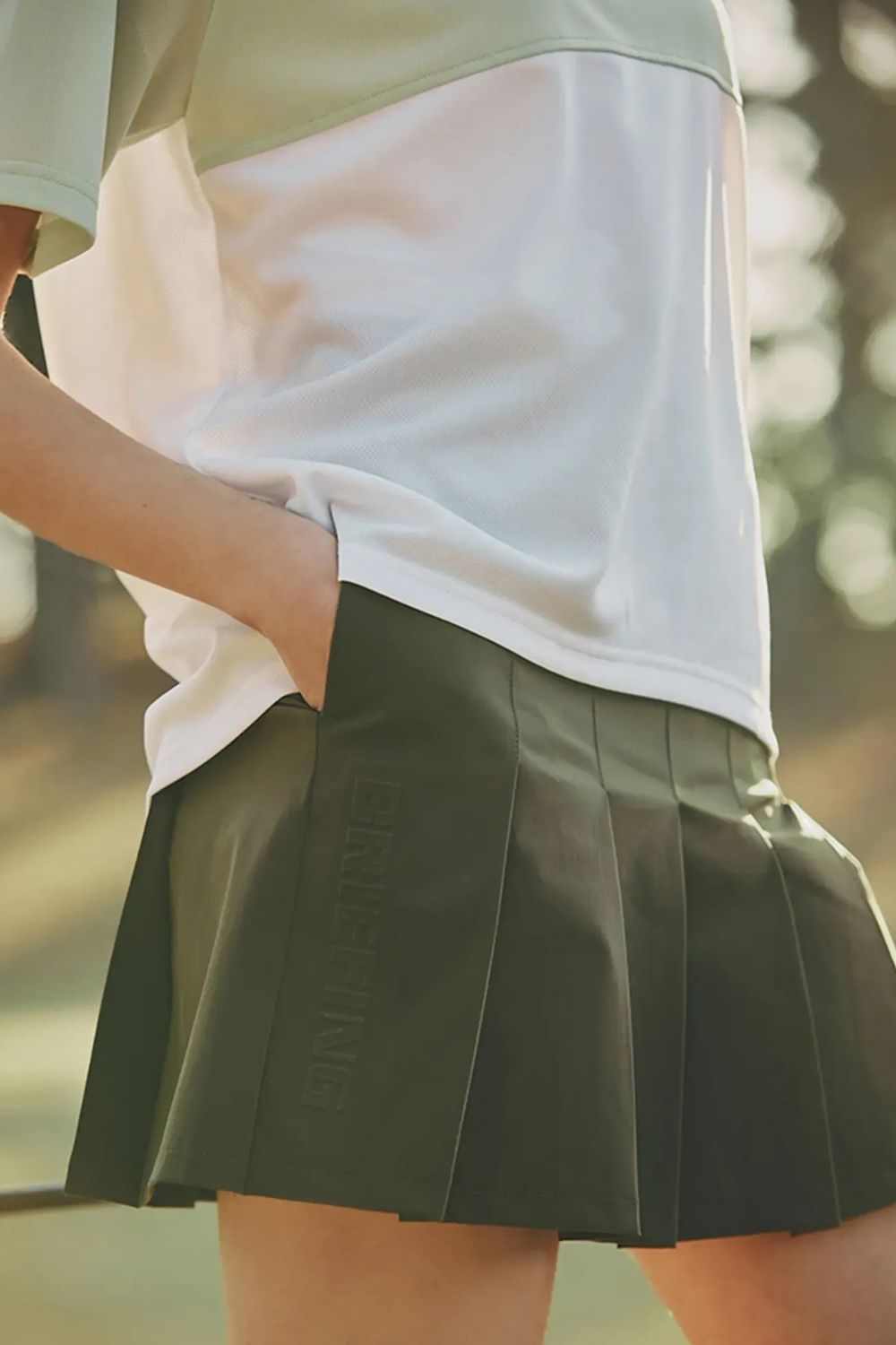 【26SS】【レディース】 WOMEN’S WR NYLON 3D LOGO PLEATED SKIRT / ナイロンストレッチ 3Dロゴ プリーツスカート (オリーブ)