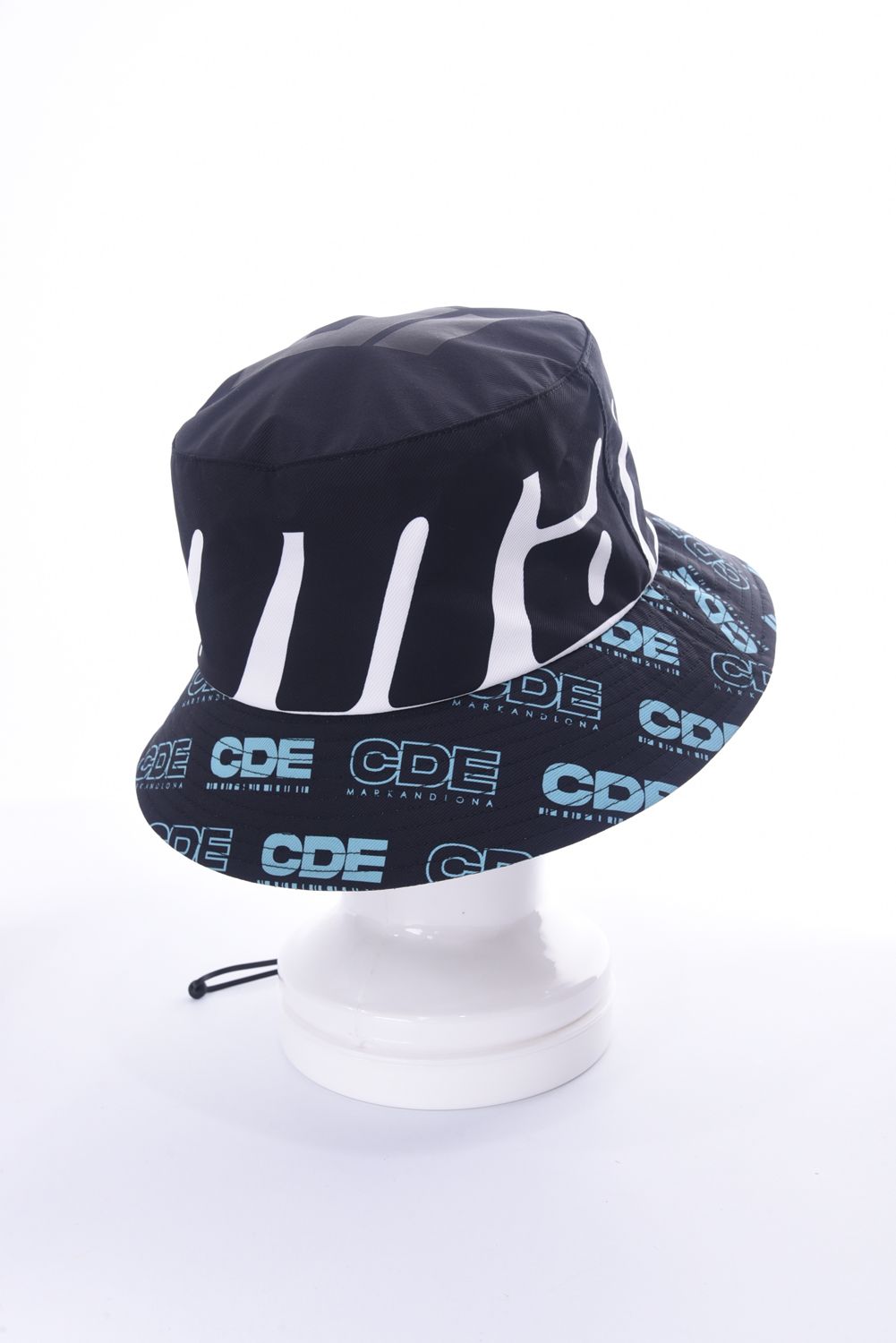 【CODE COLLECTION】 CD10-EBHT / CDEロゴパターンプリント バケットハット (ブラック)