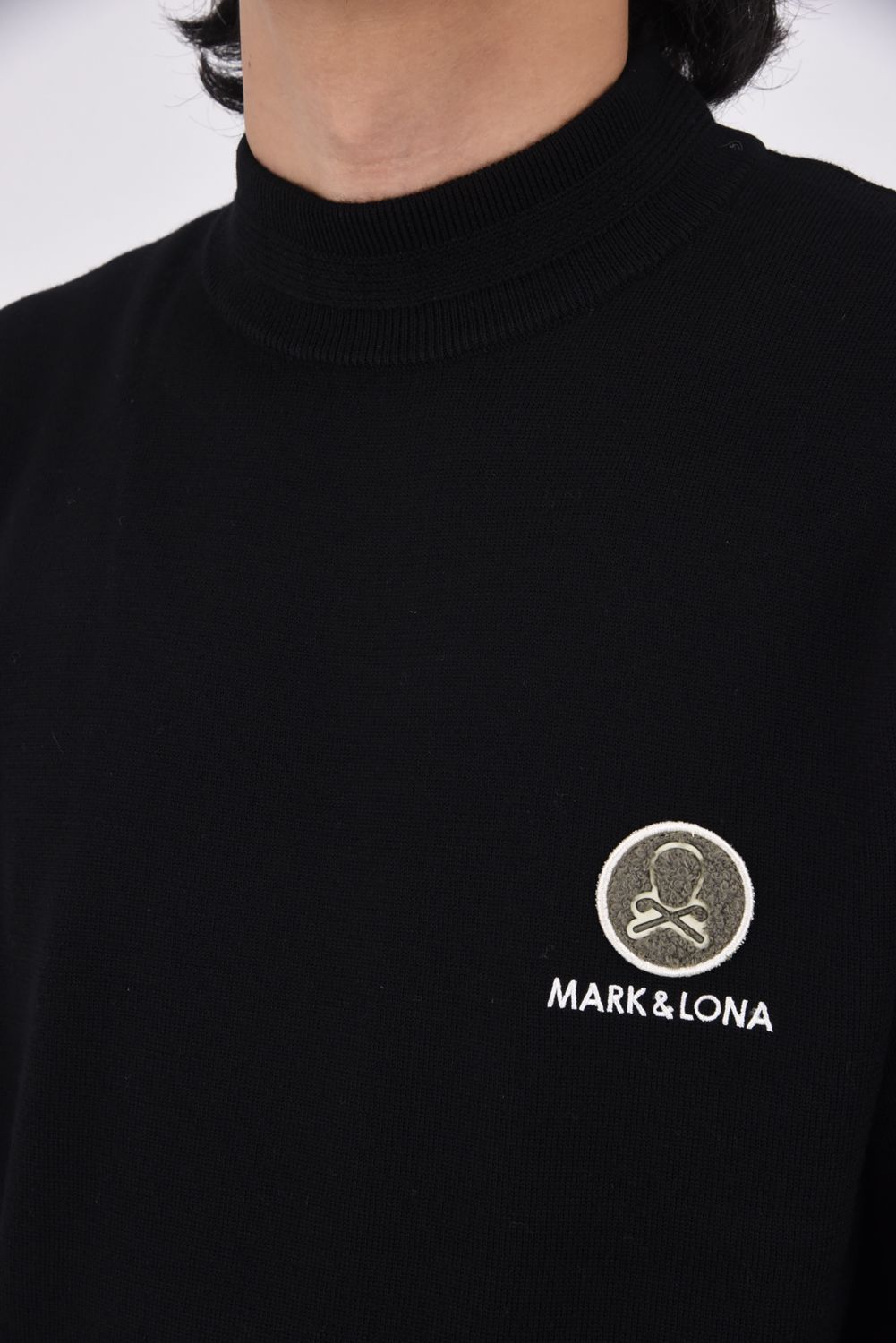 MARK&LONA - 【24AW】 MARNORS FINE WOOL KNIT / ブランドロゴ刺繍ワッペン モックネック ウールニット  (ブラック) | GOSSIP GOLF