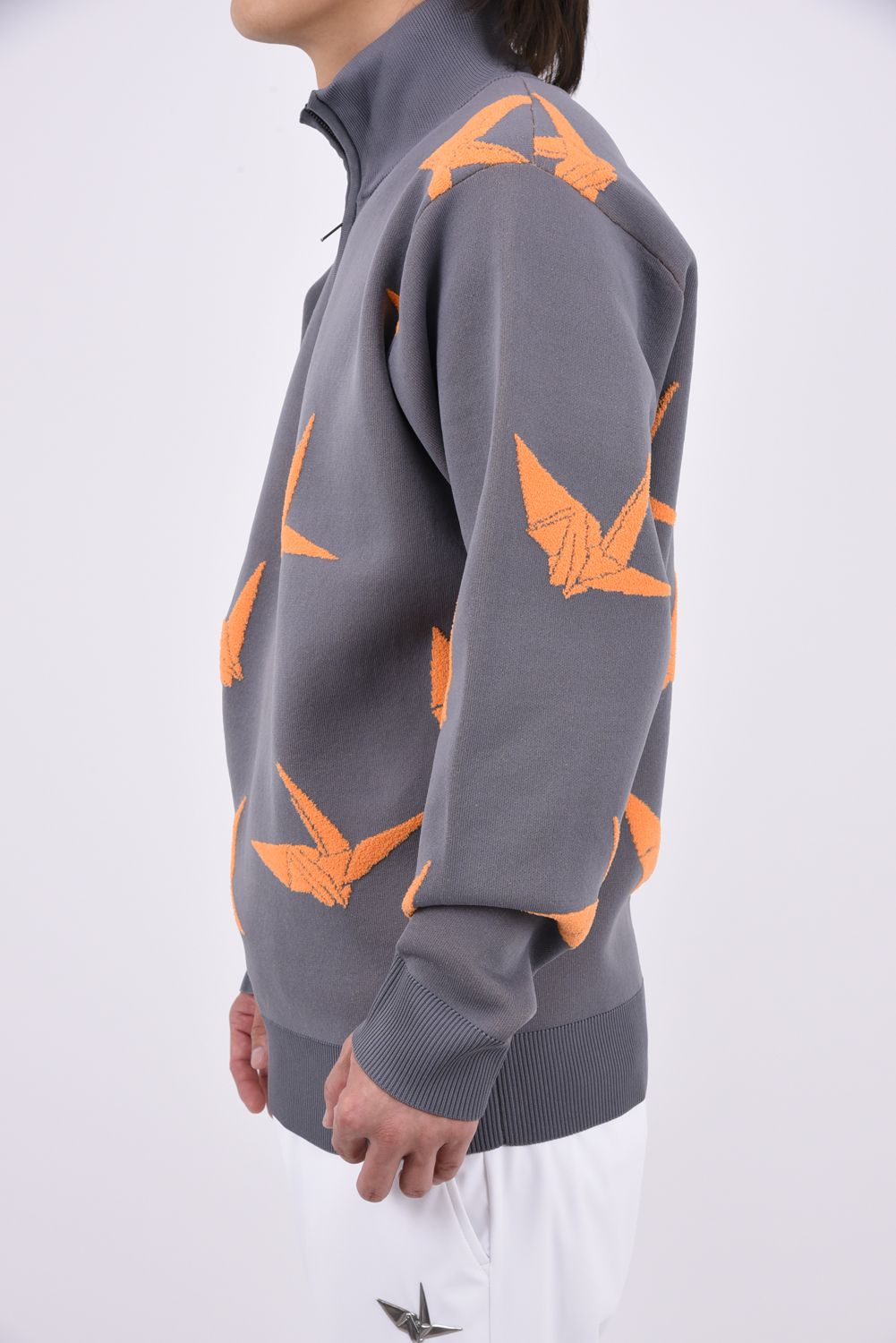 【26AW】 JACQUARD HALF-ZIP KNIT DANCING CRANE / 折鶴ジャガード ハーフジップニット (グレー)