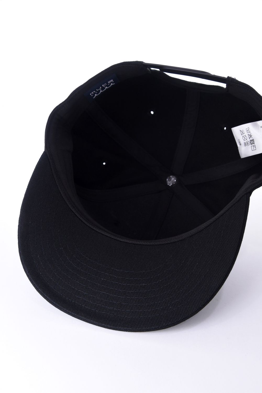 【26SS】 WAVE FLAT BILL CAP / ウェーブ刺繍 メタルロゴ フラットキャップ (ブラック)