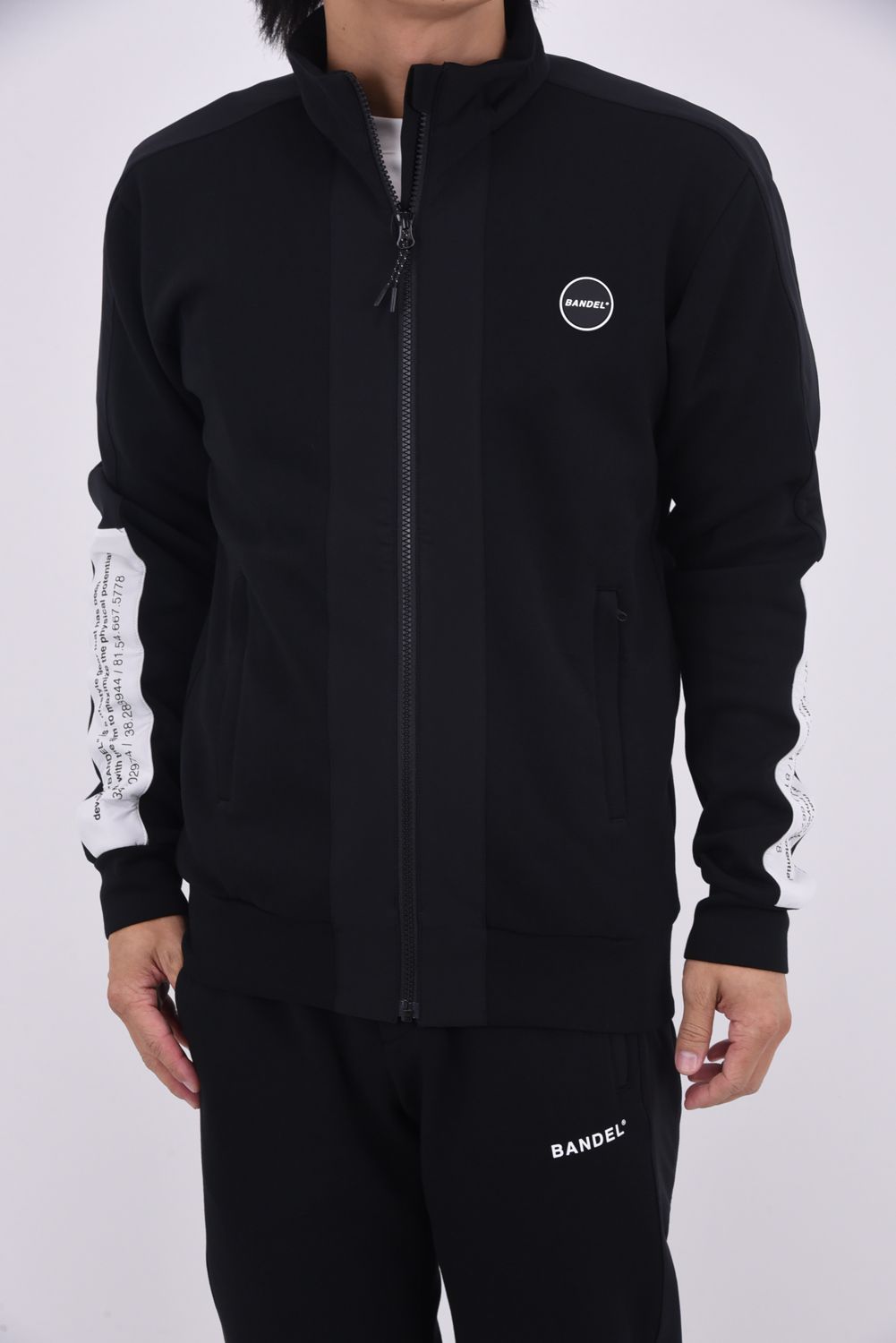 【25AW】 STAND COLLAR SWITCH ZIP BLOUSON / ボンディング素材 コンセプトノーツプリント スタンドカラーブルゾン (ブラック)