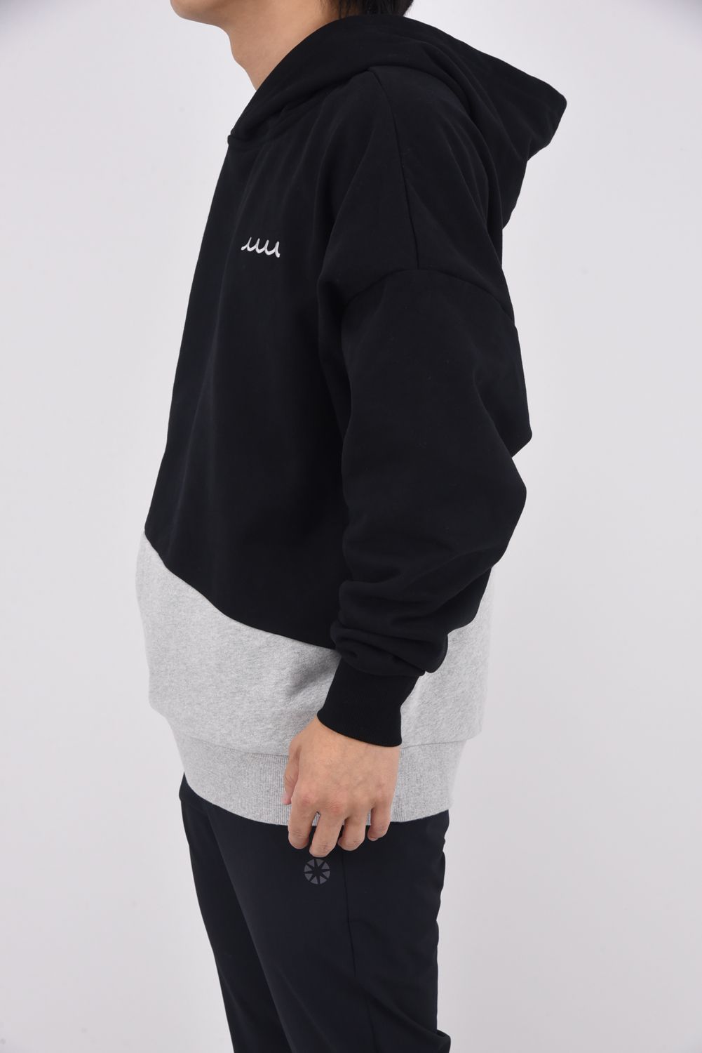 【25AW】【ユニセックス】 BIG PULLOVER HOODIE (BICOLOR) / ビッグシルエット バイカラー プルオーバーパーカー (ブラック)
