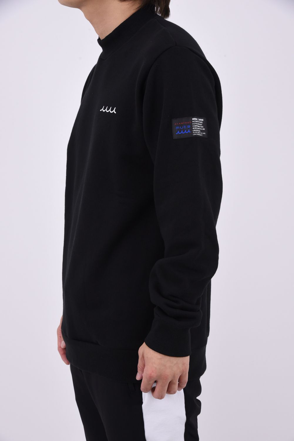 【26AW】【muta MARINE * ACANTHUS】 MOCKNECK SWEATSHIRT / ブランドロゴ モックネックスウェット (ブラック)