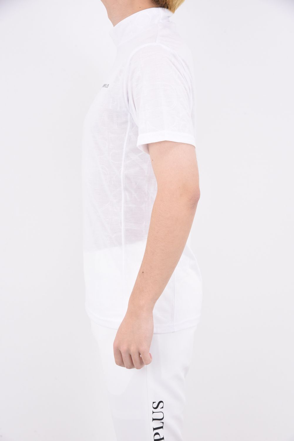 EMBOSSED PRINT MOCK NECK T-SHIRTS / ロゴパターン 半袖モックネック Tシャツ (ホワイト)
