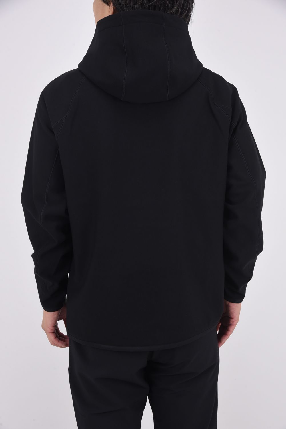 【25AW】 MEN'S LOGO HOODIE / 裏起毛 フロントロゴ 裾切り替え プルオーバーパーカー (ブラック)
