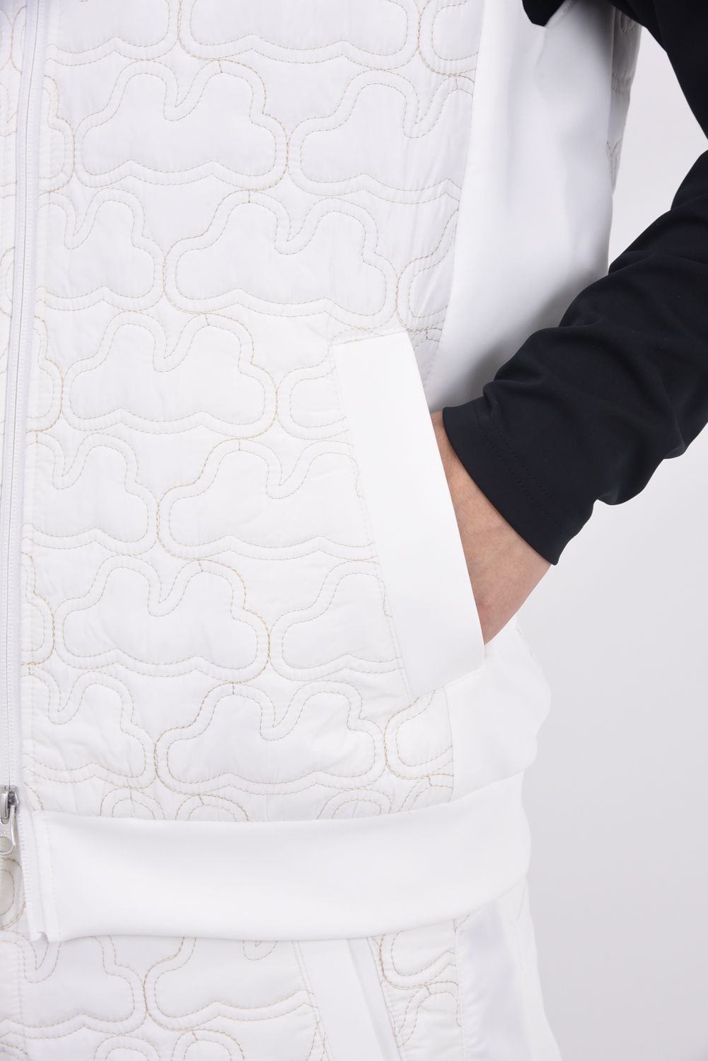 【25AW】 GEOMETRIC WAVE QUILTING BEST / ジオメトリックウェーブ ハイブリッドキルティングベスト (ホワイト)