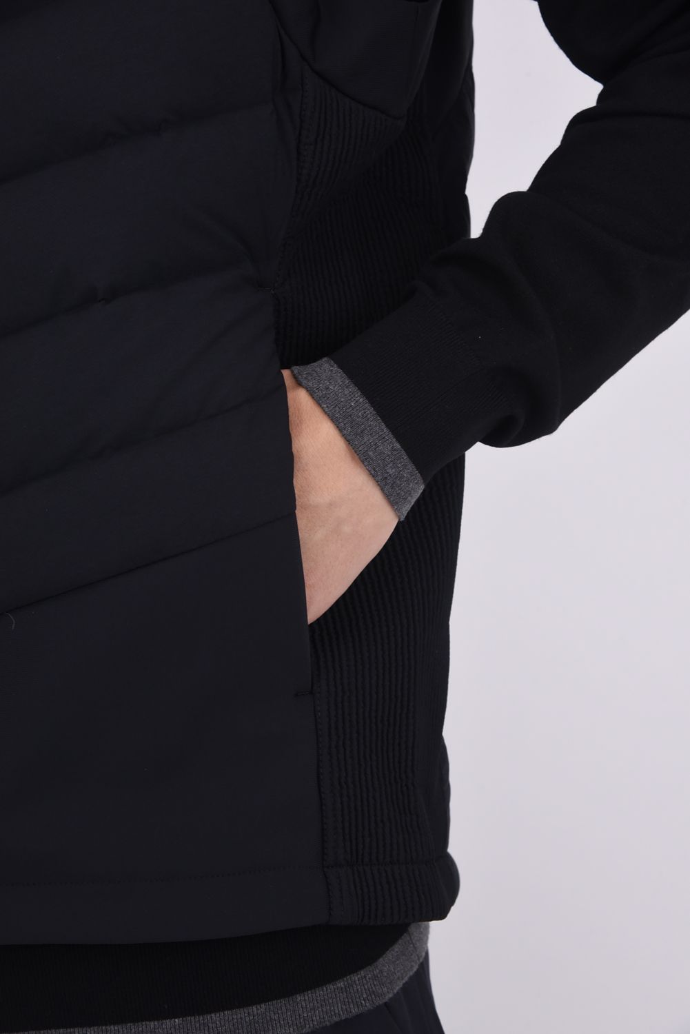 【25AW】 接結ハイブリッドフルジップダウンベスト (ブラック)