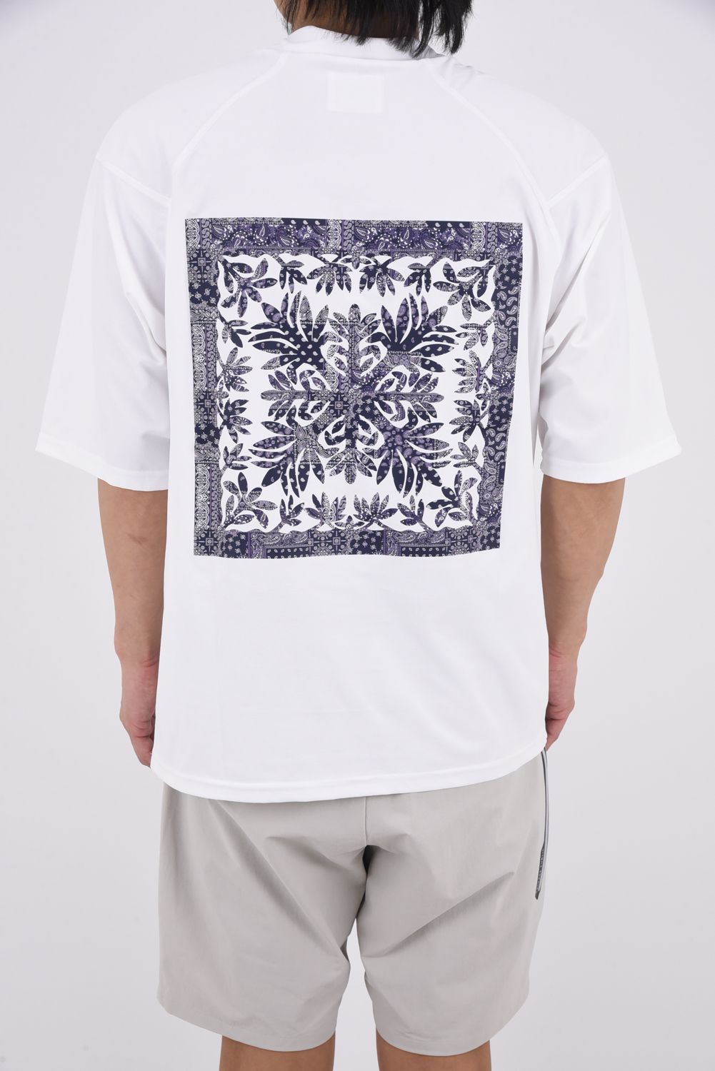 【26SS】 SURF Mockneck S/S(TI LEAF Paisley) / バックプリント モックネックTシャツ (ホワイト)