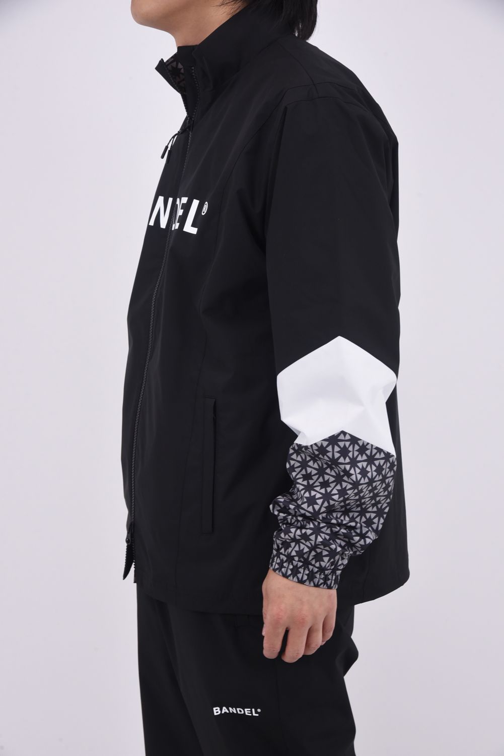 【25AW】 SWITCH SLEEVE WIND STOPPER / 異素材切り替え ブランドロゴ ウィンドストッパージャケット (ブラック)