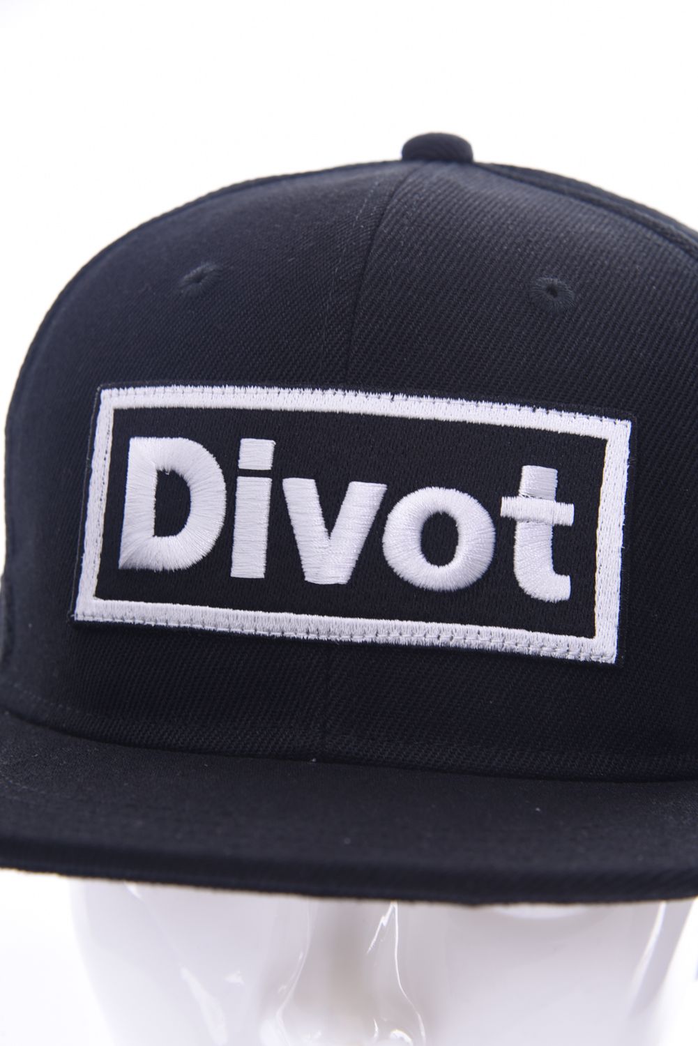 DIVOT CAP / 3D刺繍 筆記体ロゴ キャップ ブラック