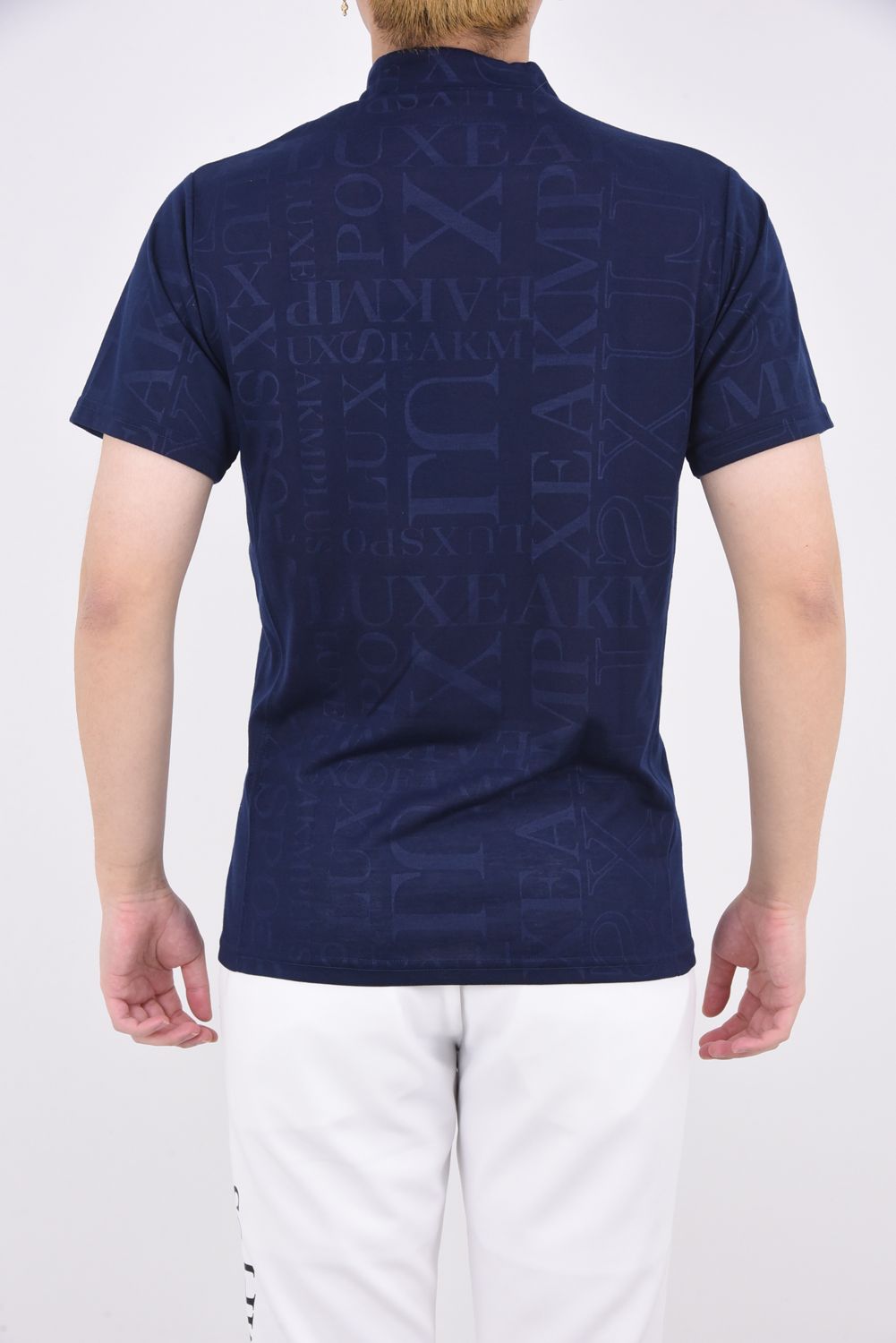EMBOSSED PRINT MOCK NECK T-SHIRTS / ロゴパターン 半袖モックネック Tシャツ ネイビー
