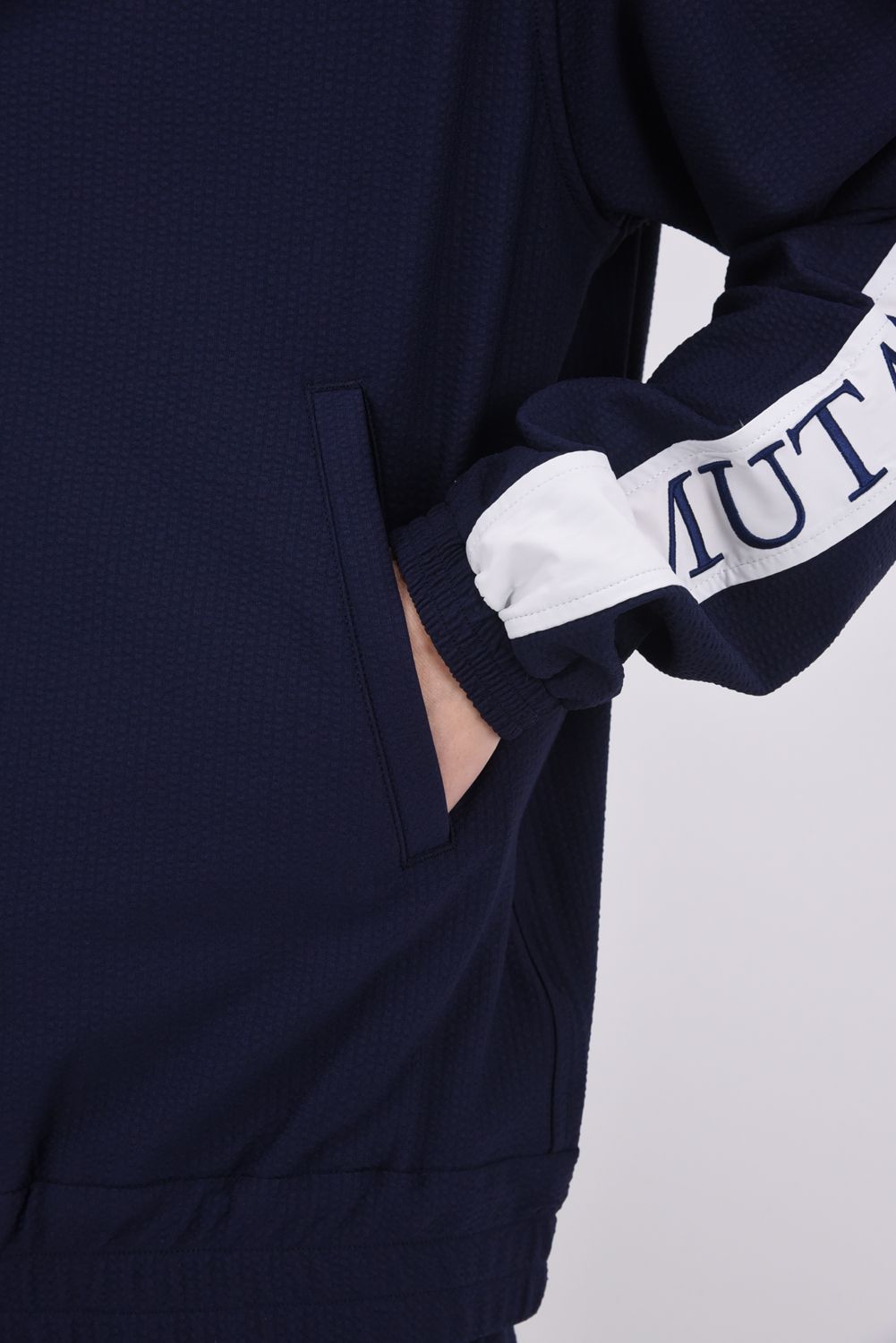 【26SS】 HIGH TENSION SUCKER STAND / シアサッカー サイドロゴ スタンドカラーブルゾン (ネイビー)