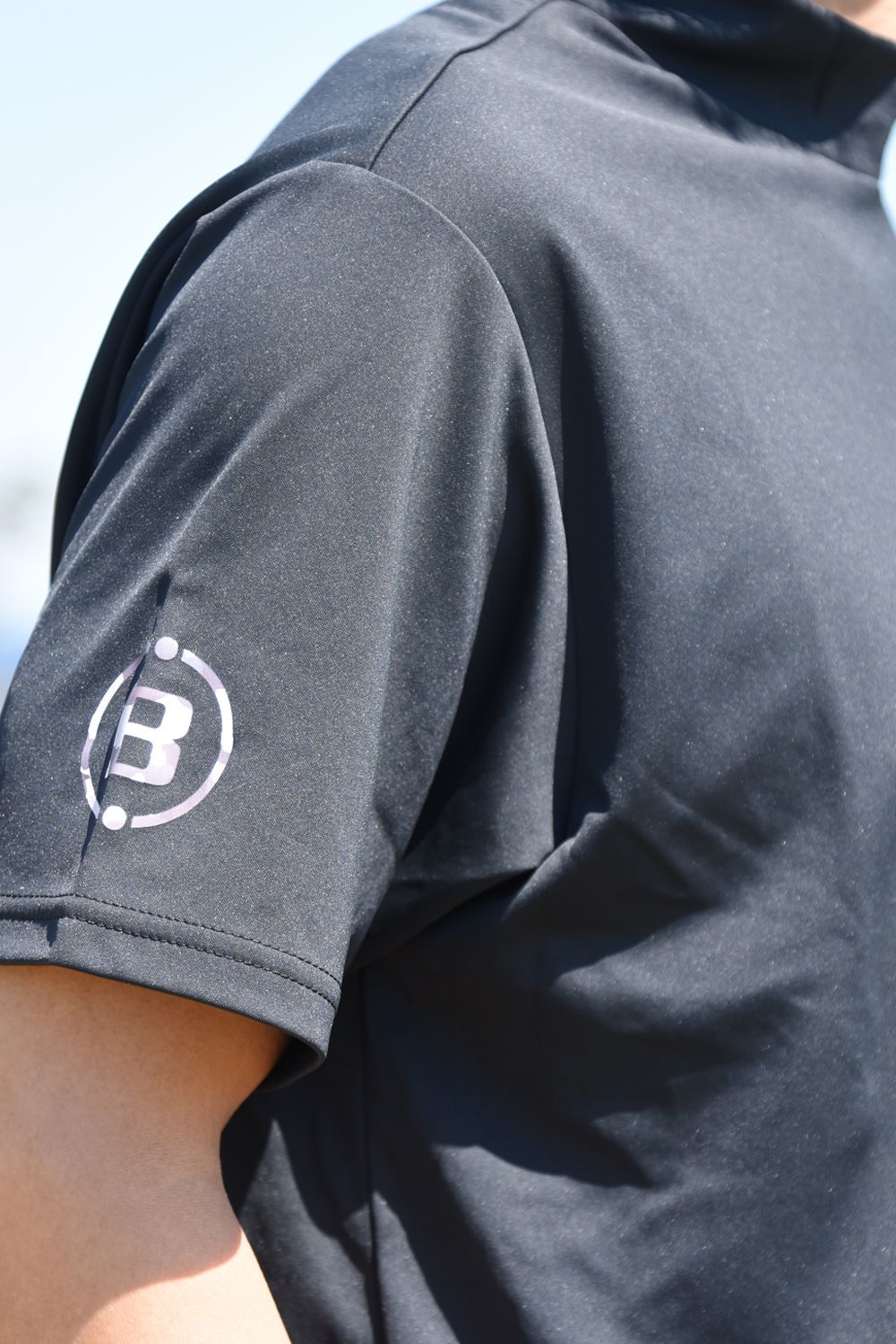 【GOSSIP GOLF 別注】  MONOCAMO BACKLOGO HIGHNECK RF / モノカモ バックロゴ モックネックTシャツ (ブラック)