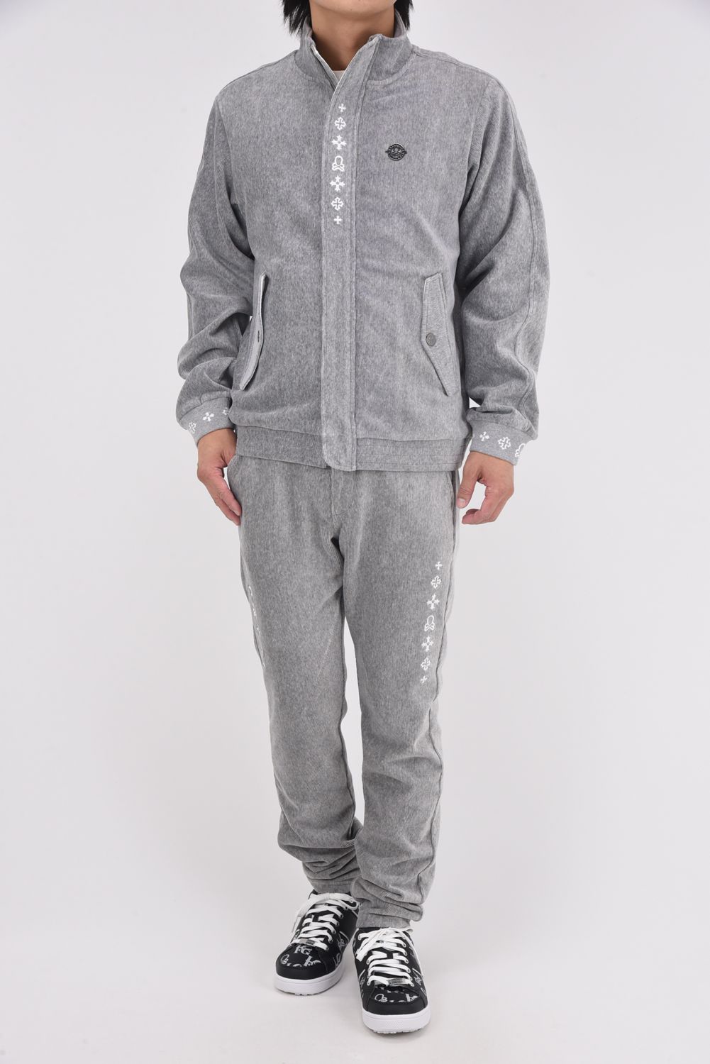 【2025AW】 SVASTIKA TRACK PANTS / コーデュロイジャージー クロスモチーフ刺繍 トラックパンツ (グレー)