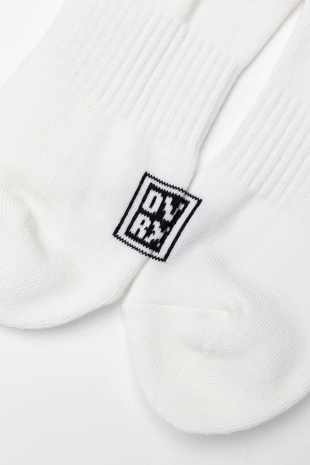 【26SS】【ユニセックス】 DVG SKULL CD SOCKS / スカルロゴ刺繡 ソックス (ホワイト)