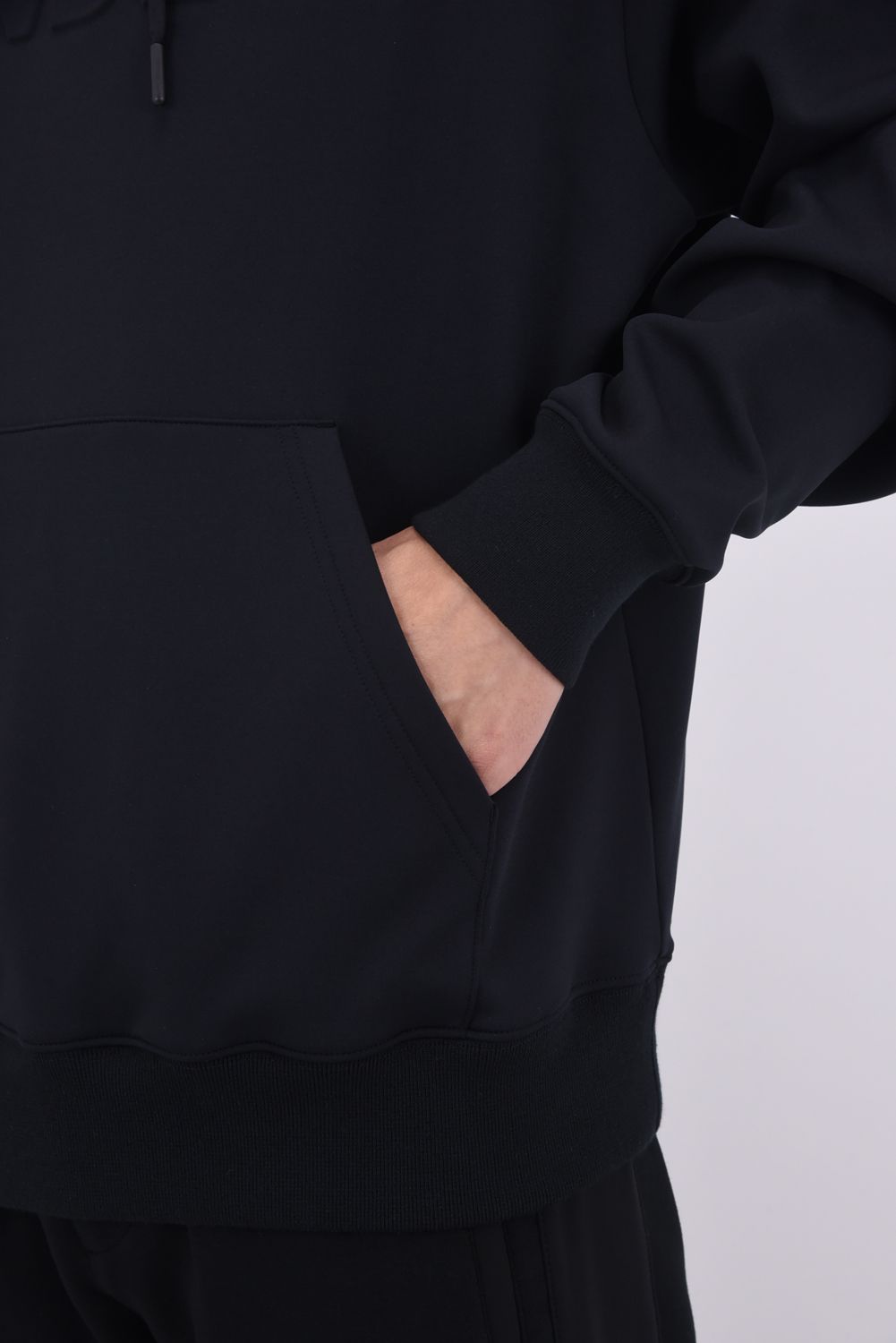 【25AW】 EMBOSSED LOGO HOODIE / 裏起毛 エンボスロゴ プルオーバーパーカー (ブラック)