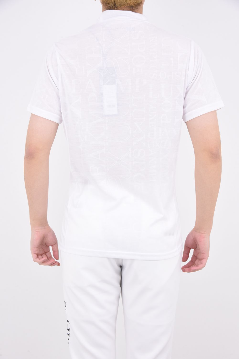 EMBOSSED PRINT MOCK NECK T-SHIRTS / ロゴパターン 半袖モックネック Tシャツ (ホワイト)