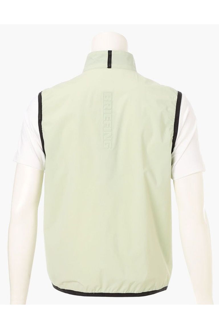 背面のロゴも配色ではなく凹凸で表現することで、存在感がありながらもミニマルなルックスに。