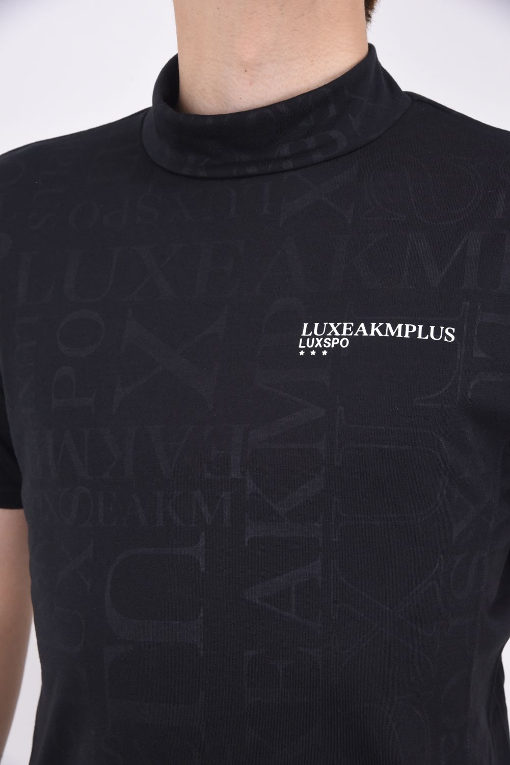 EMBOSSED PRINT MOCK NECK T-SHIRTS / ロゴパターン 半袖モックネック Tシャツ ブラック
