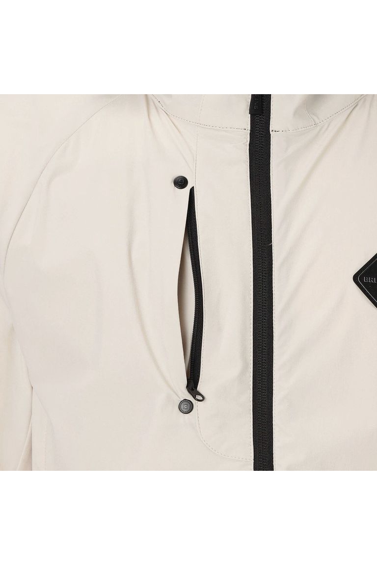 胸ポケットに本体を収納することができるポケッタブル仕様で、持ち運びもスマートに。